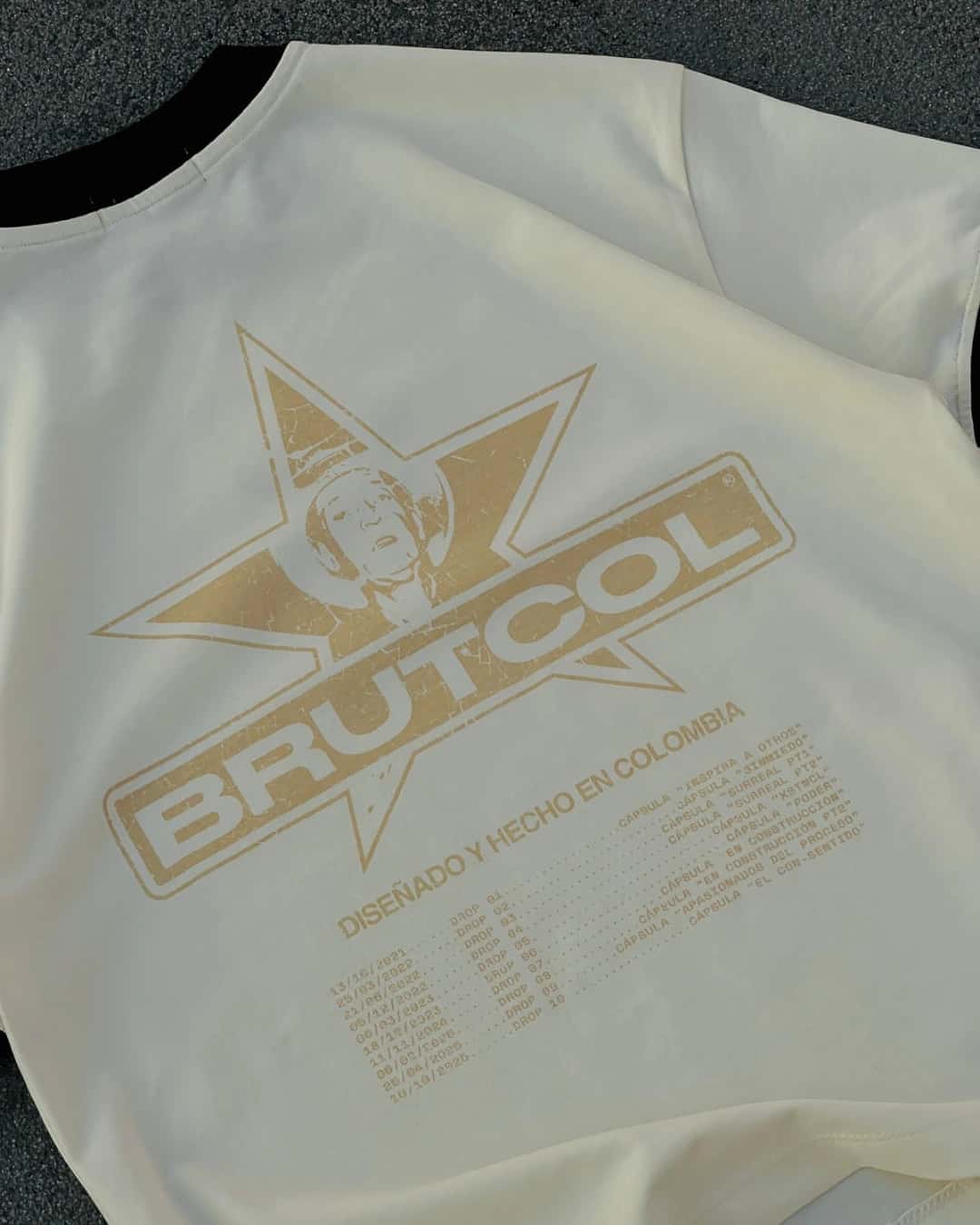 CAMISETA OVERSIZE CROPPED BRUTCOL® TOUR EN EL CON-SENTIDO – CUELLO NEGRO - miniatura 3