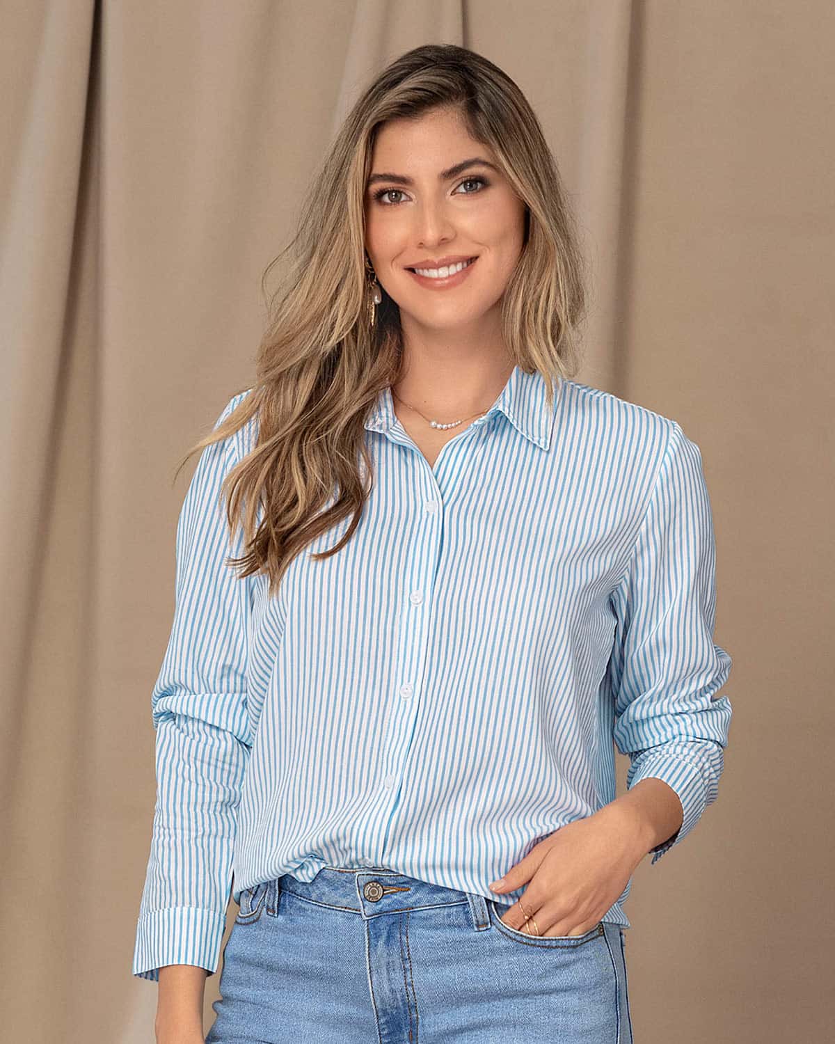 Blusa manga larga con perilla funcional y puños con botón