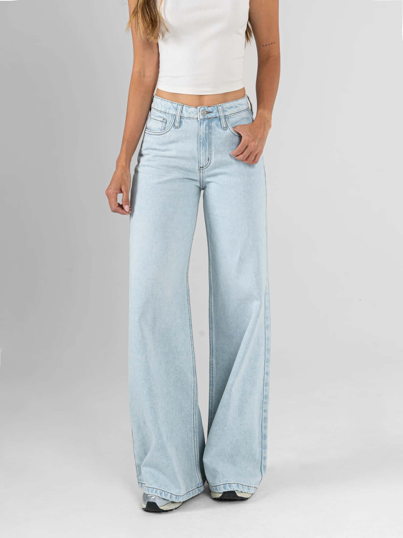 Ref: 066419 Jean palazzo, rígido, tiro medio, tono azul claro.
