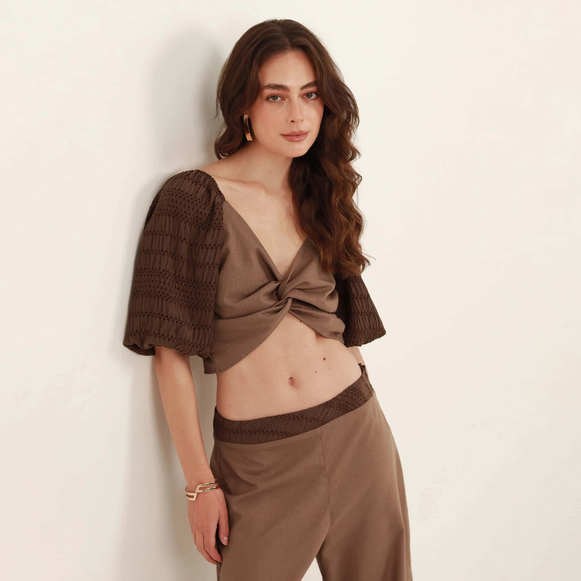 Blusa crop cuello nudo manga corta ranglán