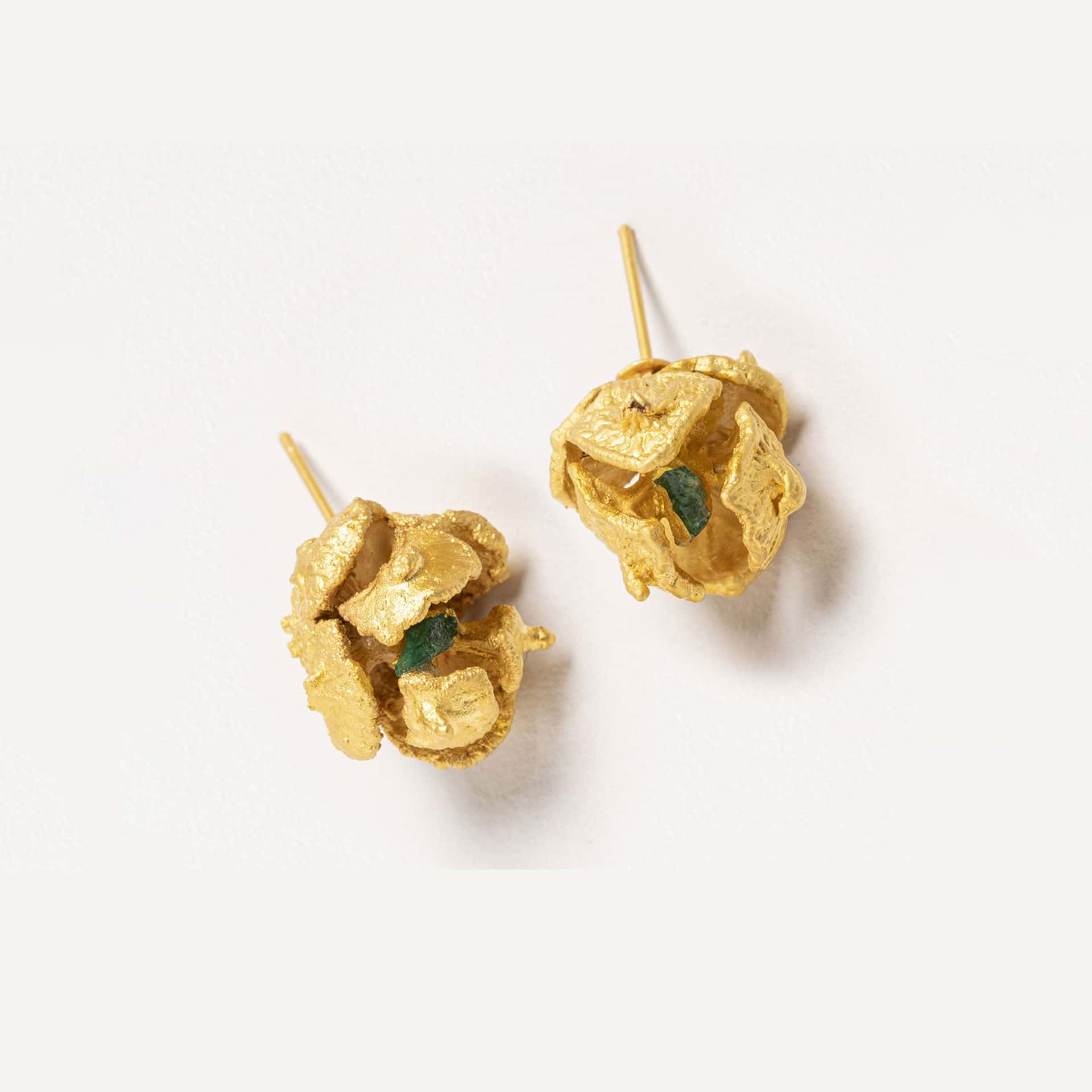 ARETES SEMILLAS DE PINO CON ESMERALDA EN BRUTO