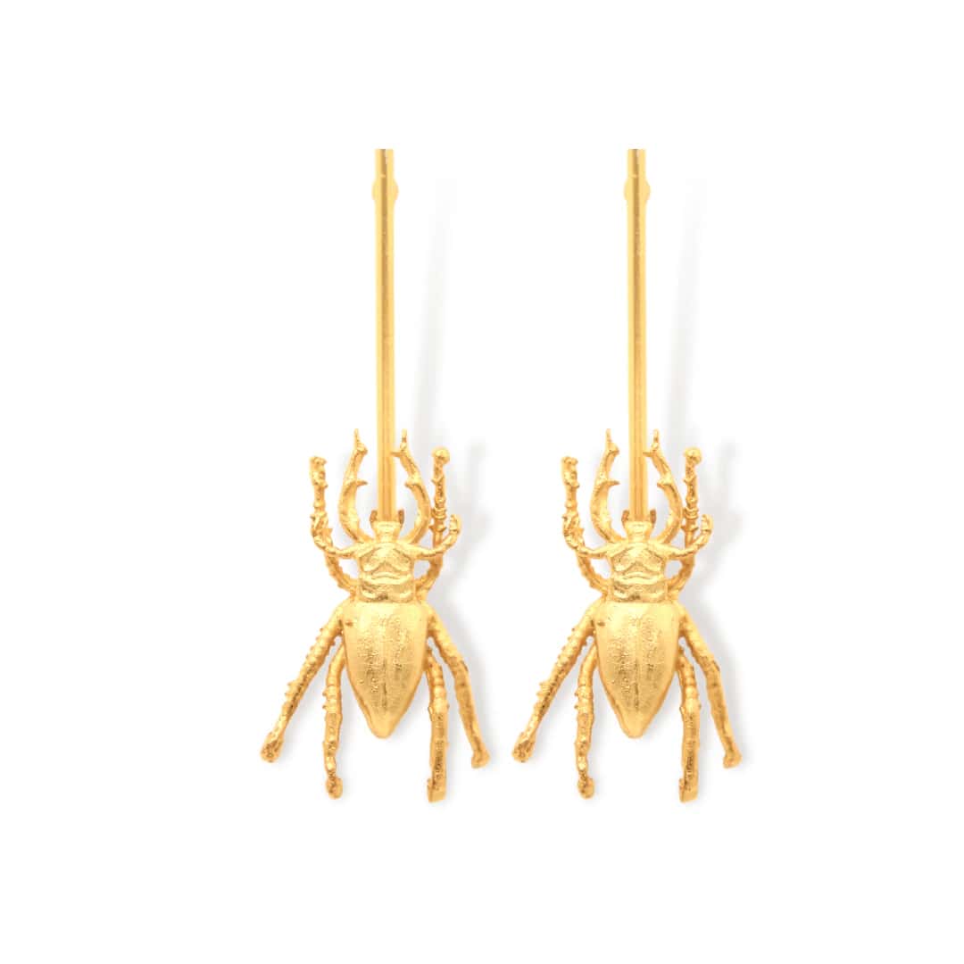 Aretes largos con escarabajo grande