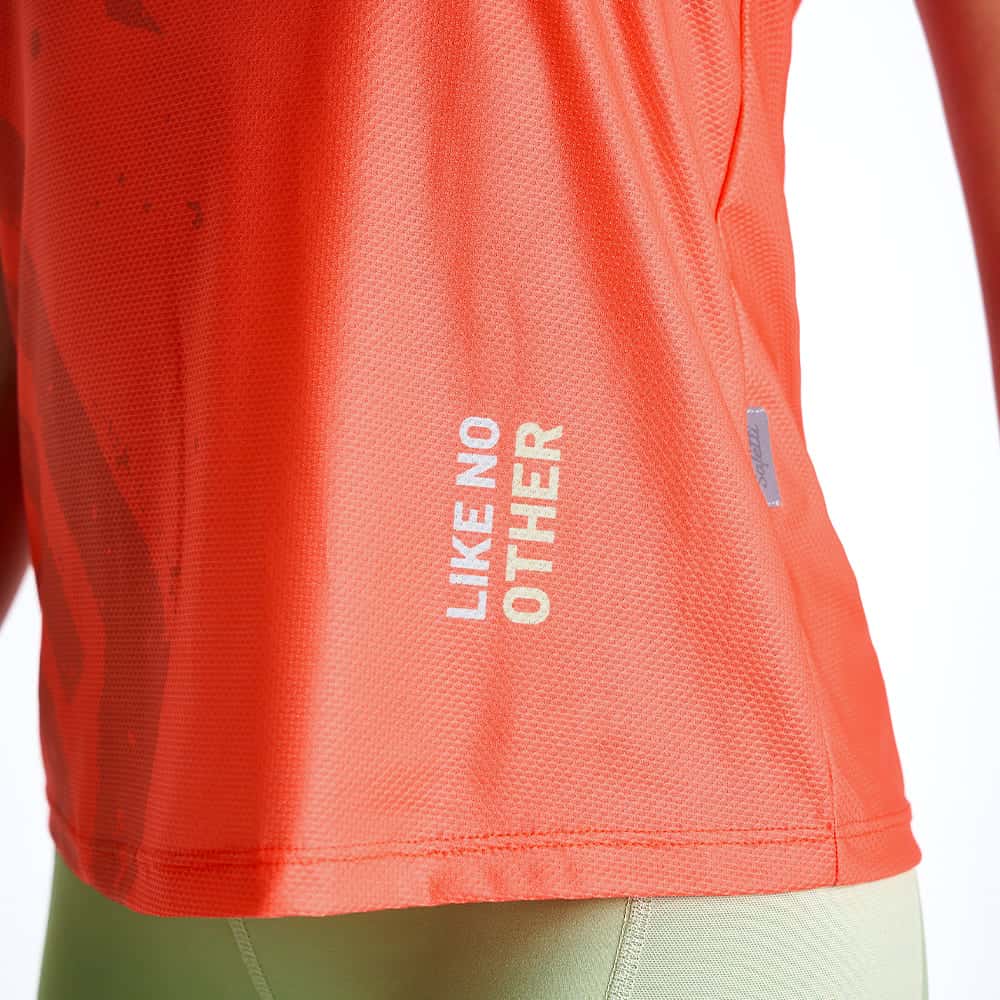 CAMISETA RUNNING MANGA SISA ENGRAVED CORAL PARA MUJER - miniatura 5