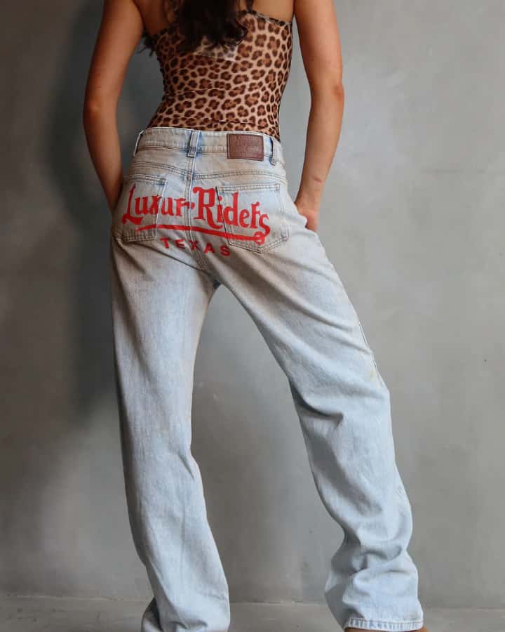 JEAN RELAXED FIT RECTO LUXUR RED RIDERS AZUL DIRTY