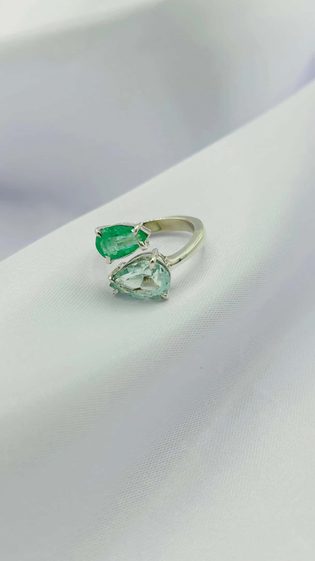 Anillo Doble Esmeralda Gota Colección Armonía Dual