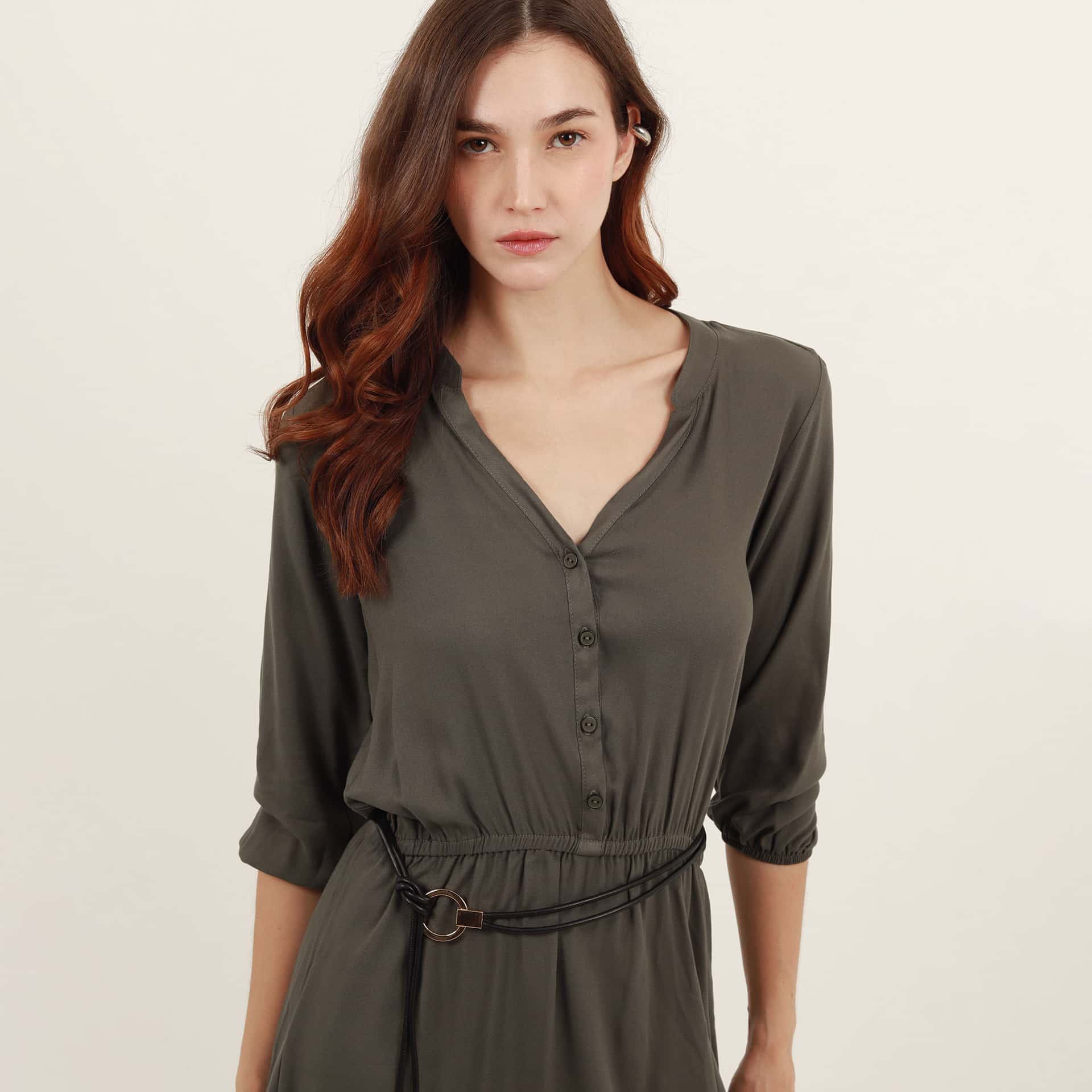 Vestido safary midi cuello nerú con ajuste en cintura - miniatura 10