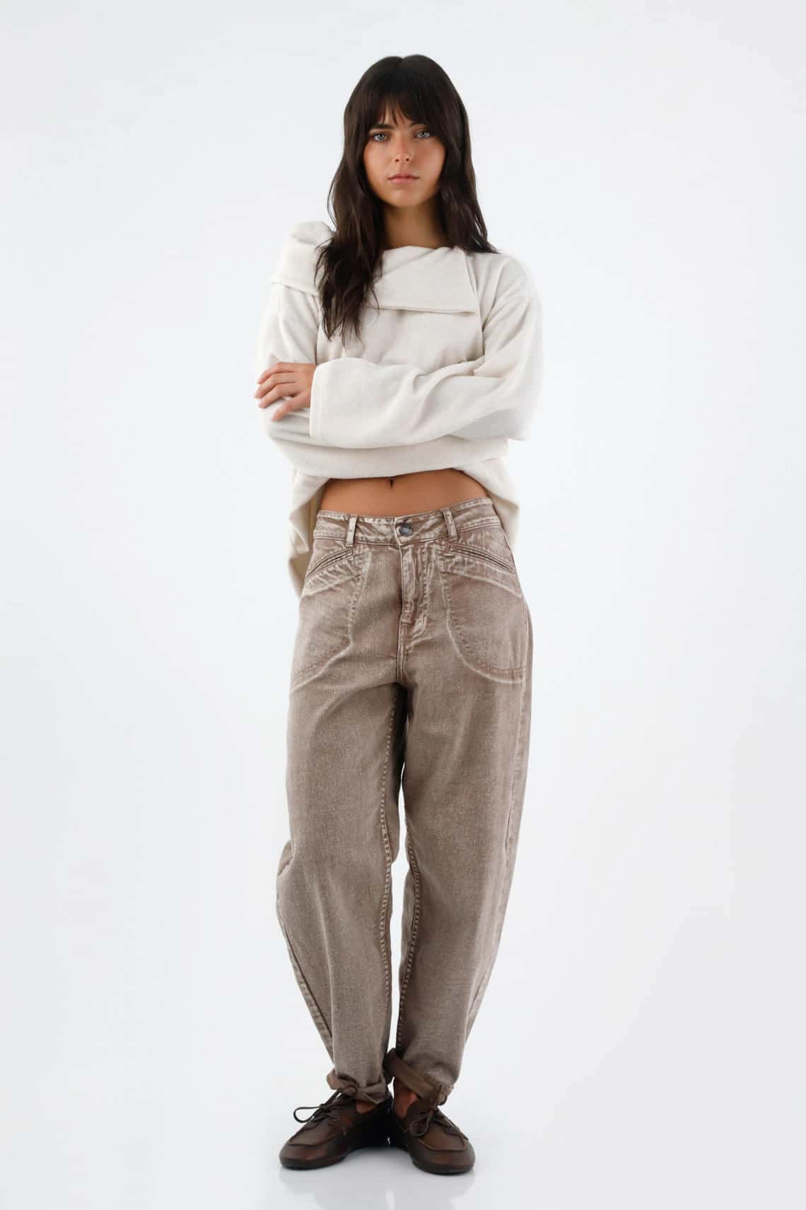 Pantalón para mujer de algodón arena fit relaxed con costuras curvas