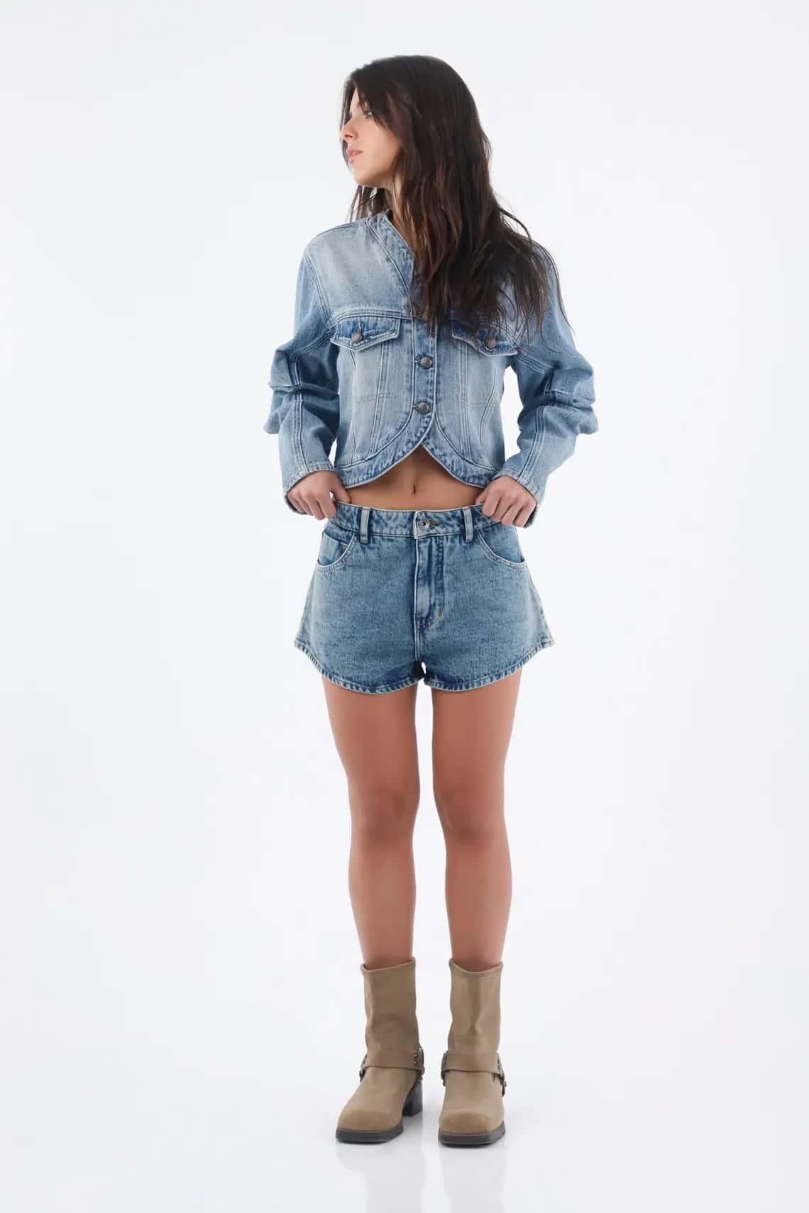 Bermuda para mujer de denim azul claro fit relajado con ruedo curvo