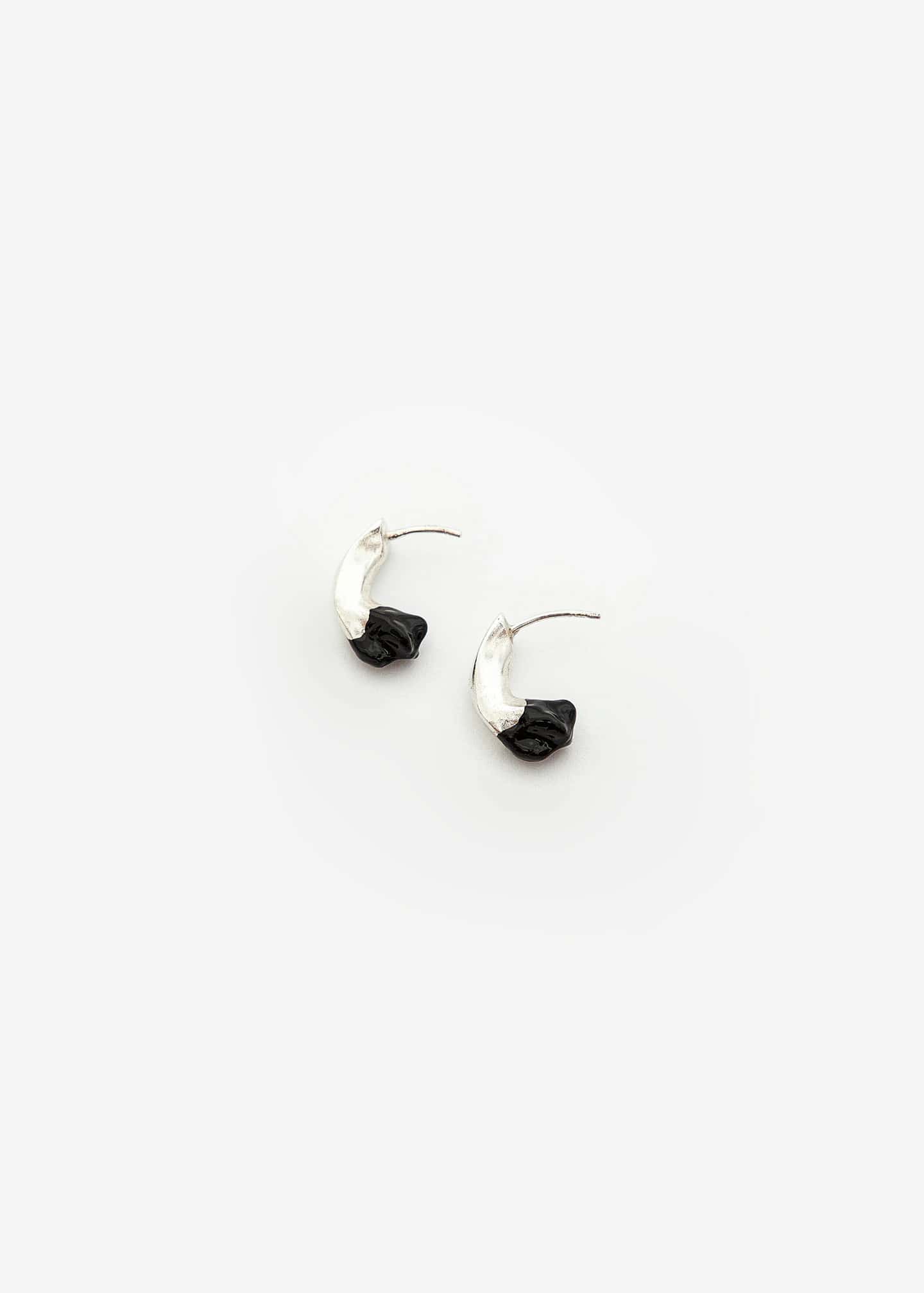 Mini Petal Curve Stud Plata Negro