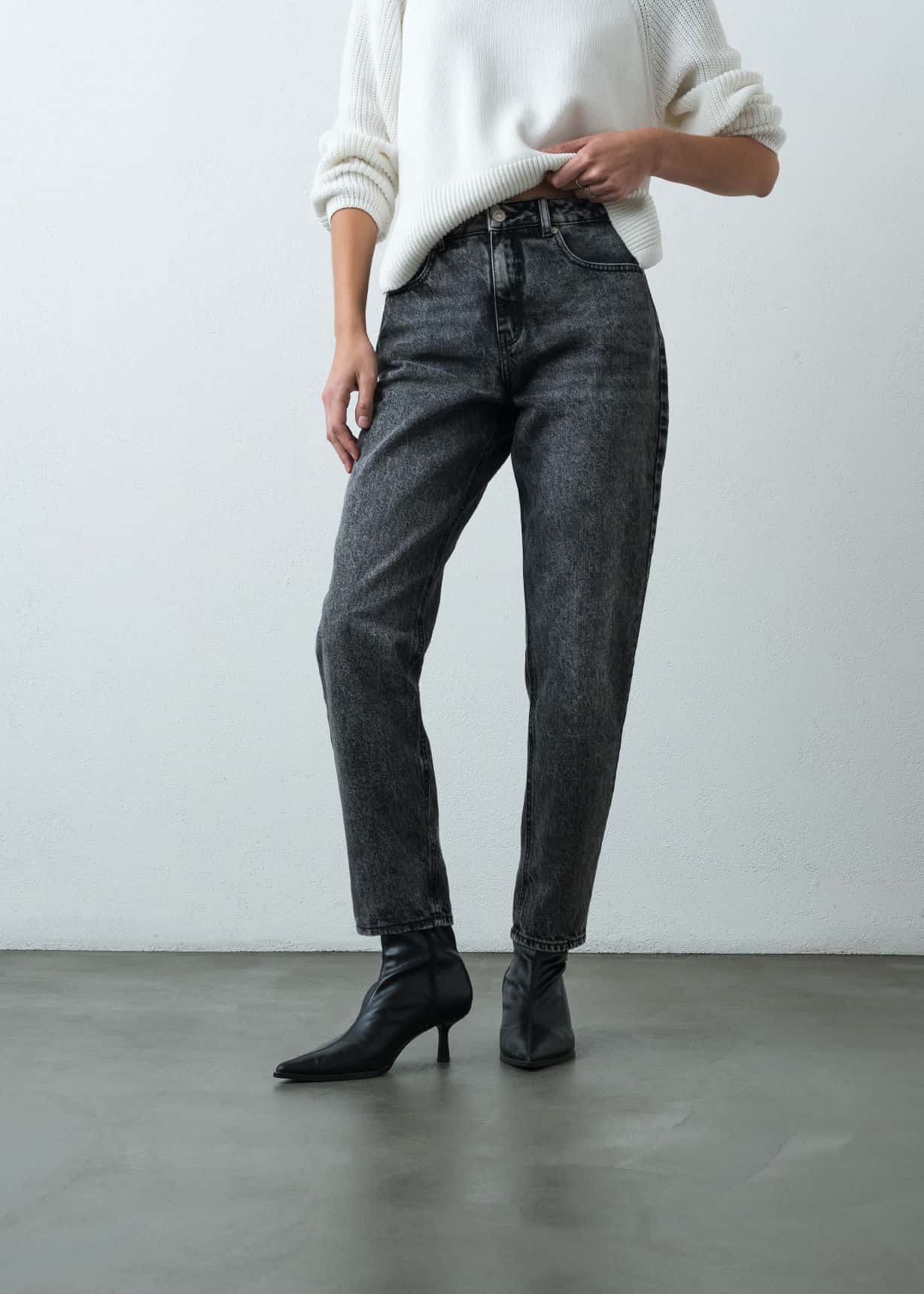 Jean Mom tiro súper alto en tono gris