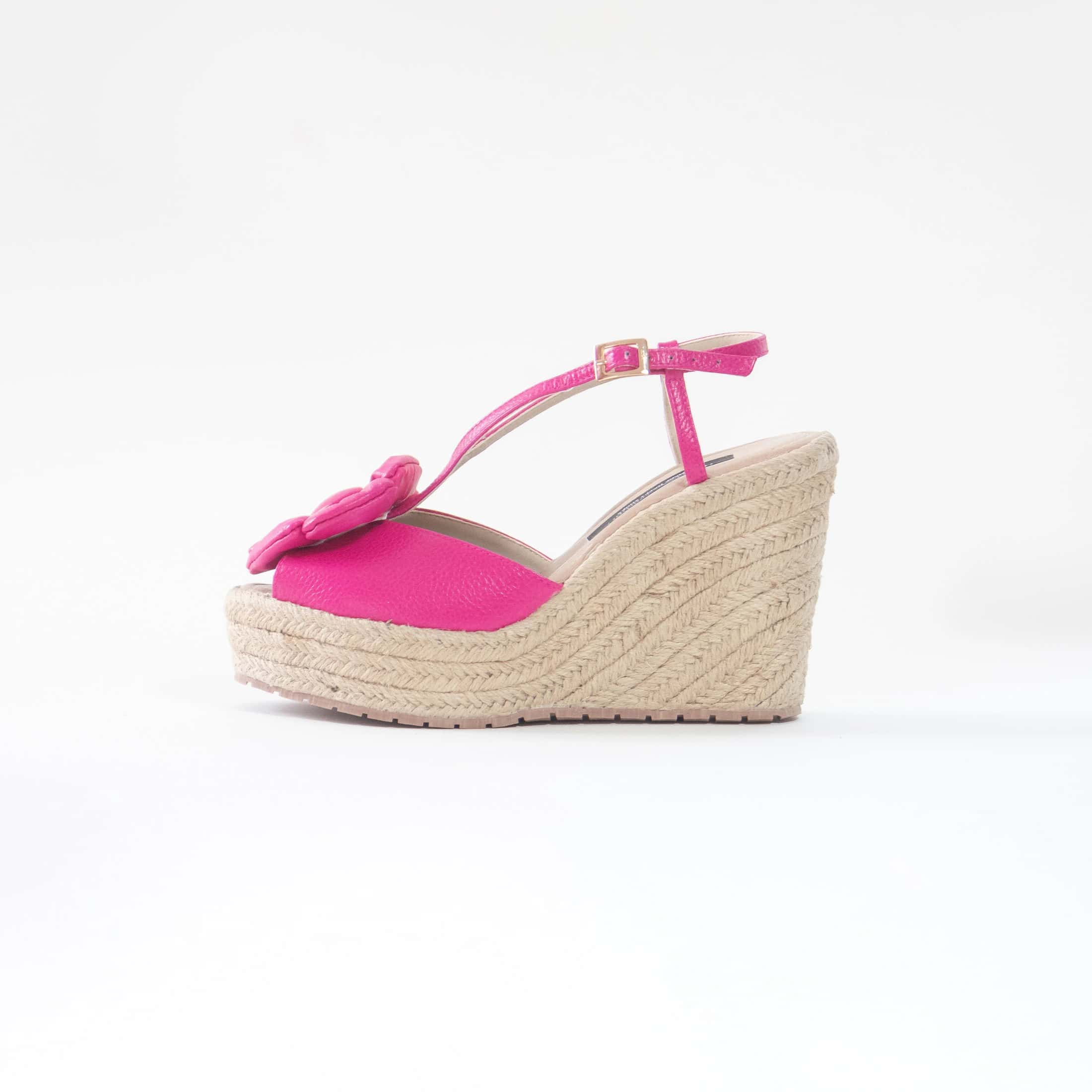 Sandalia Rosalia | Con tacon tipo cuña en fibra natural con cuero en color fucsia