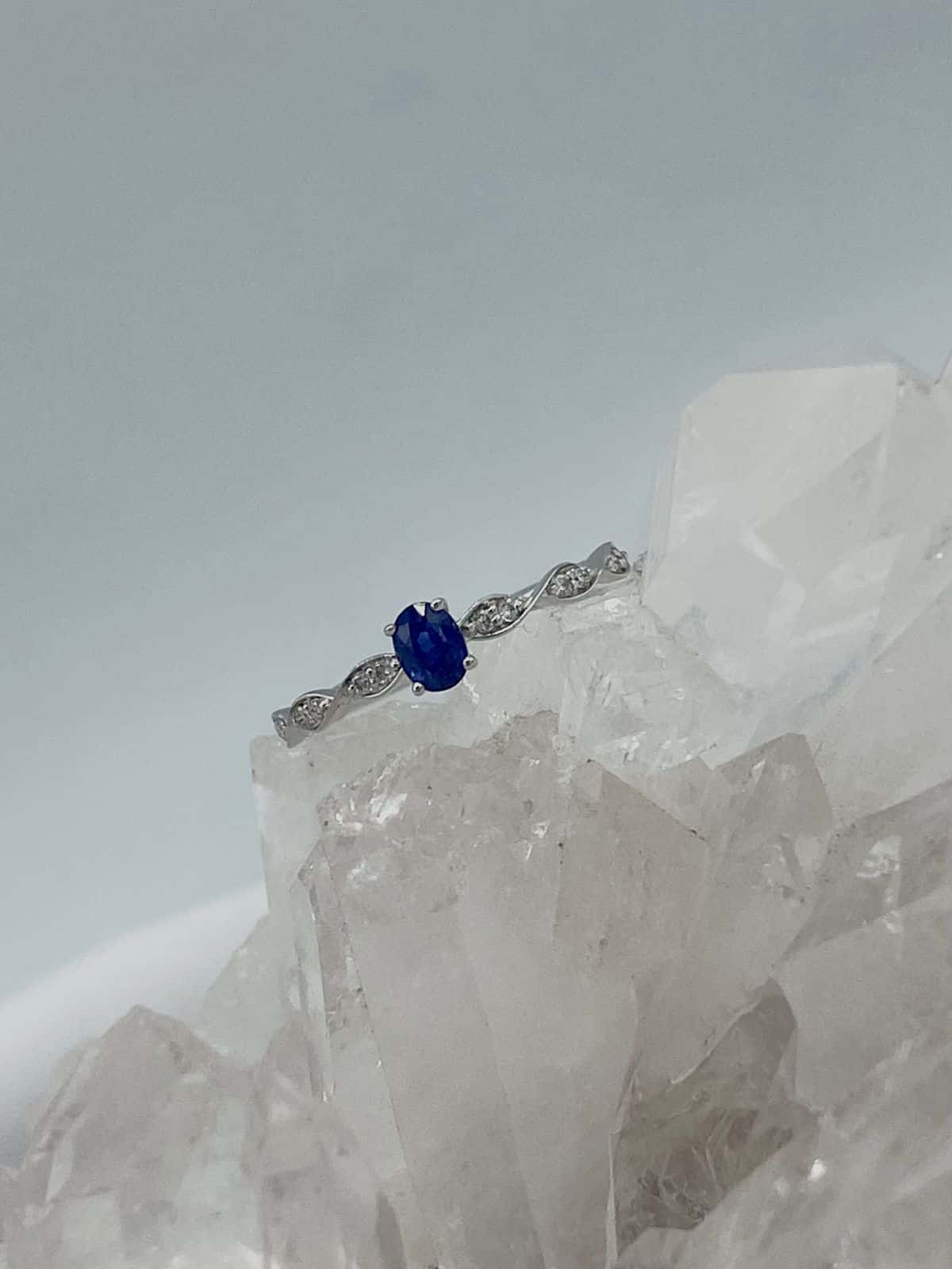 Anillo Zafiro con Diamantes en Oro Blanco 18 k