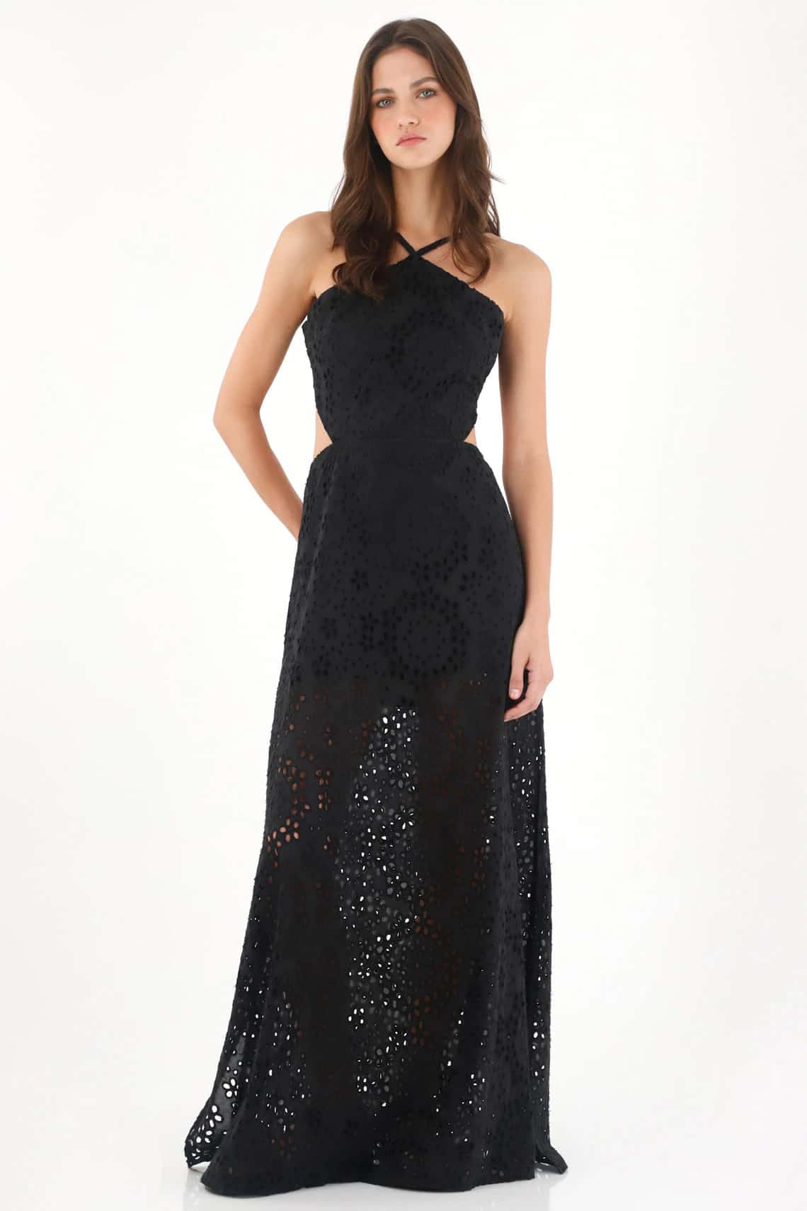 Vestido largo de cuello halter en tela ojalillo negro para mujer