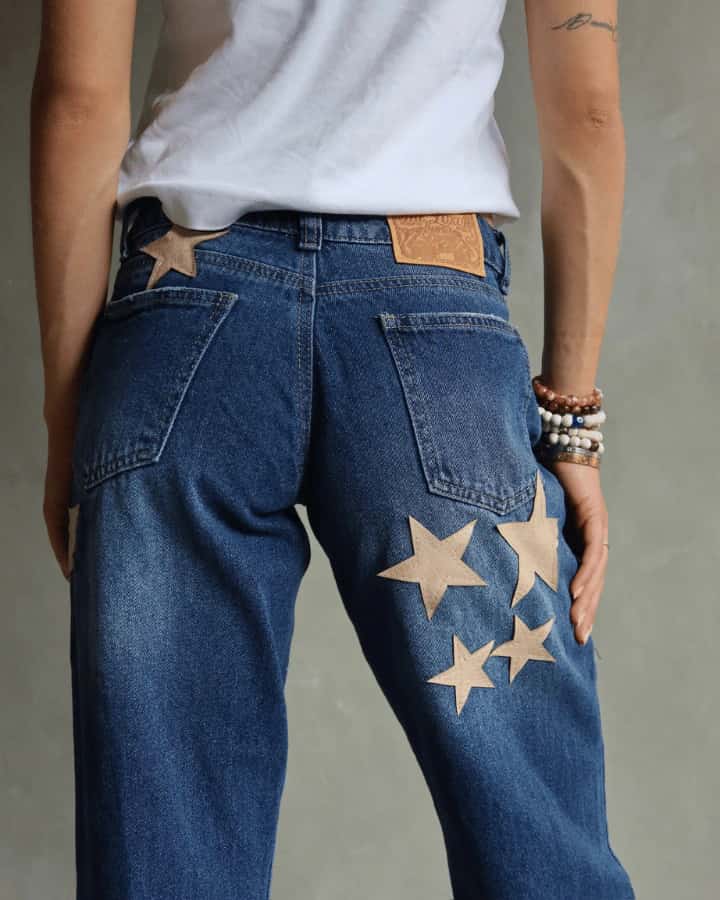 JEAN EXTRA LOW STRAIGHT FIT CROC BEIGE STARS AZUL - miniatura 4