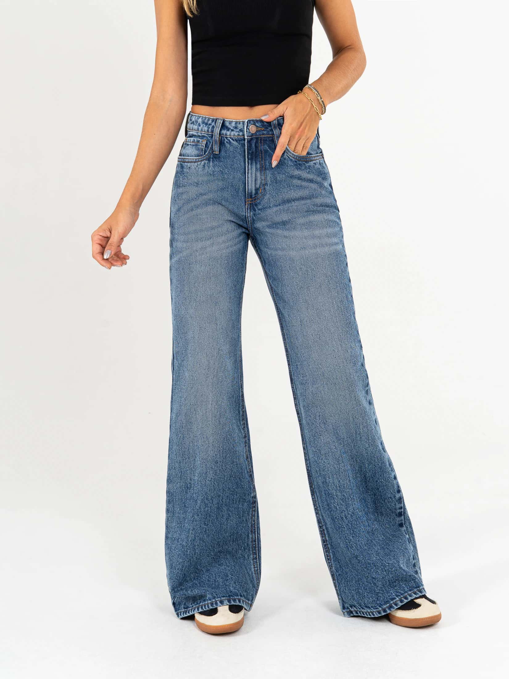 Ref: 066610 Jean mom flare, rígido, tiro alto, tono azul medio