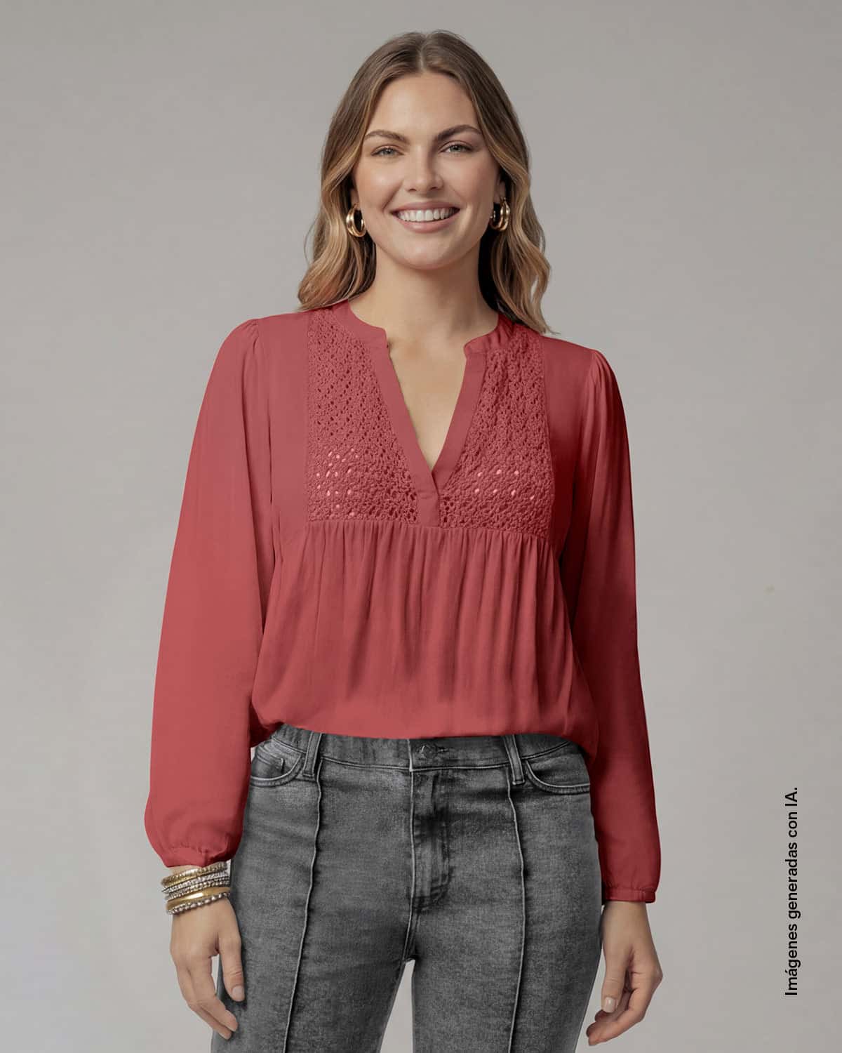 Blusa con elástico en puños y detalle guipur en frente