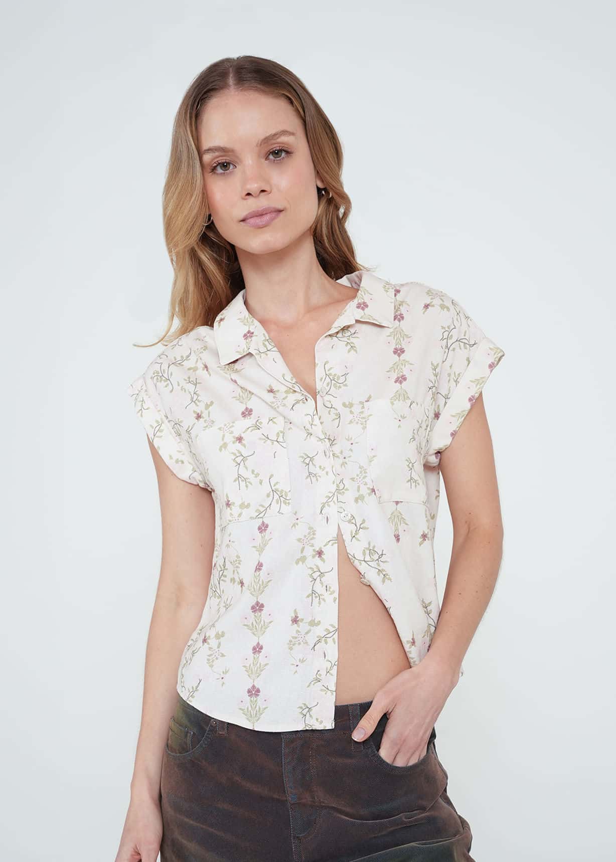 Camisa con diseño floral