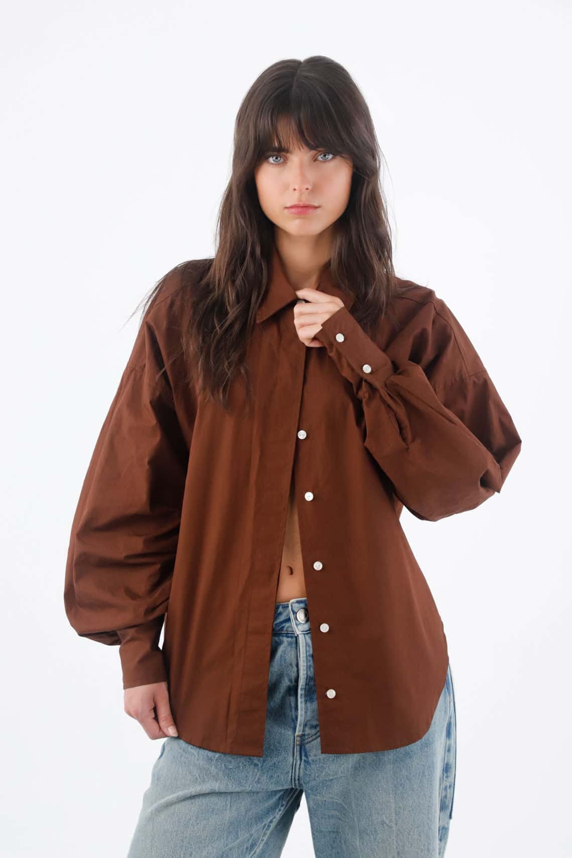 Camisa para mujer algodón marrón corte holgado con mangas abullonadas