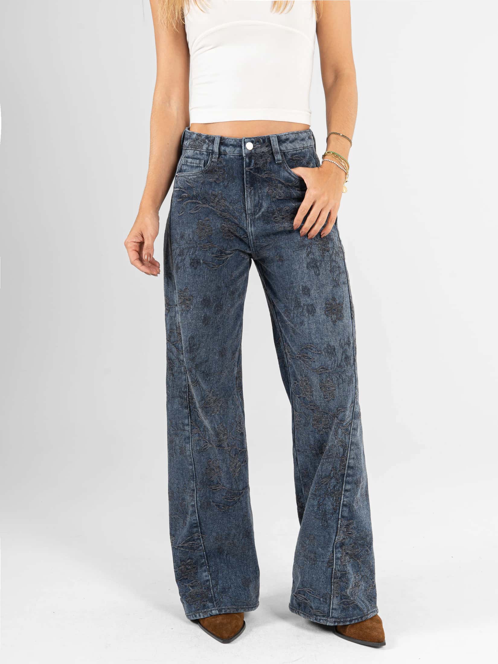 Ref: 066579 Jean mom flare, rígido, detalle de tela bordada, con cortes, tiro alto, tono gris