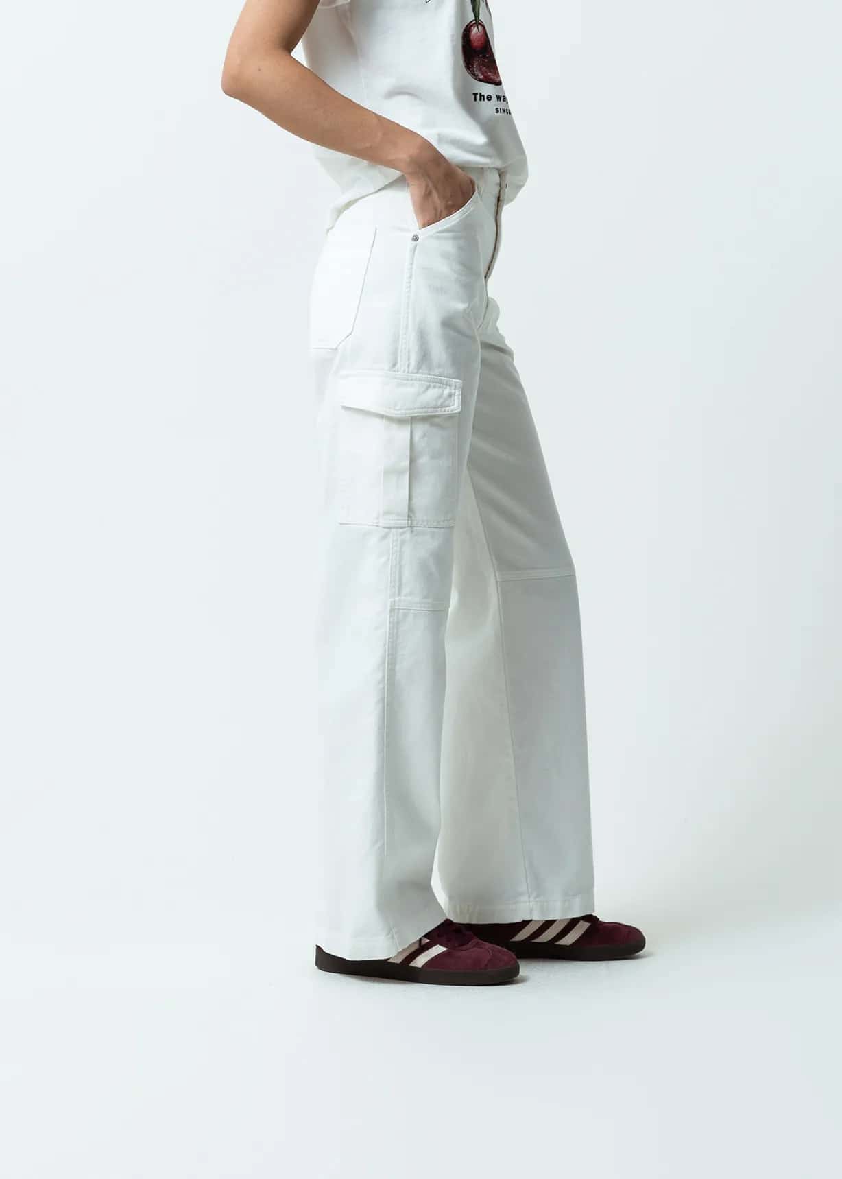 Pantalón con bolsillos tipo cargo