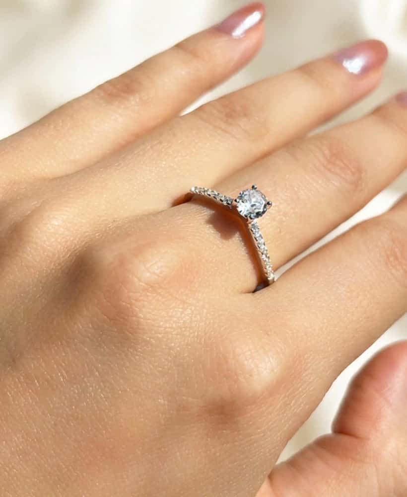 Anillo solitario en Plata con circón central y circones de adorno
