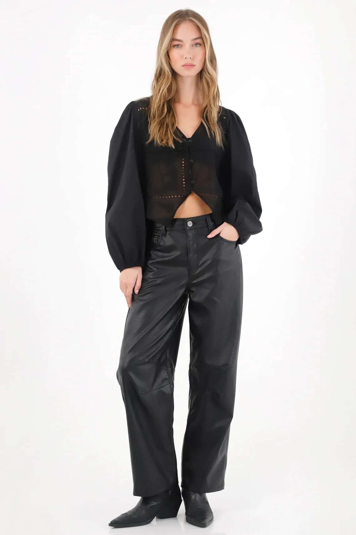 Camisa con leve transparencia negra para mujer