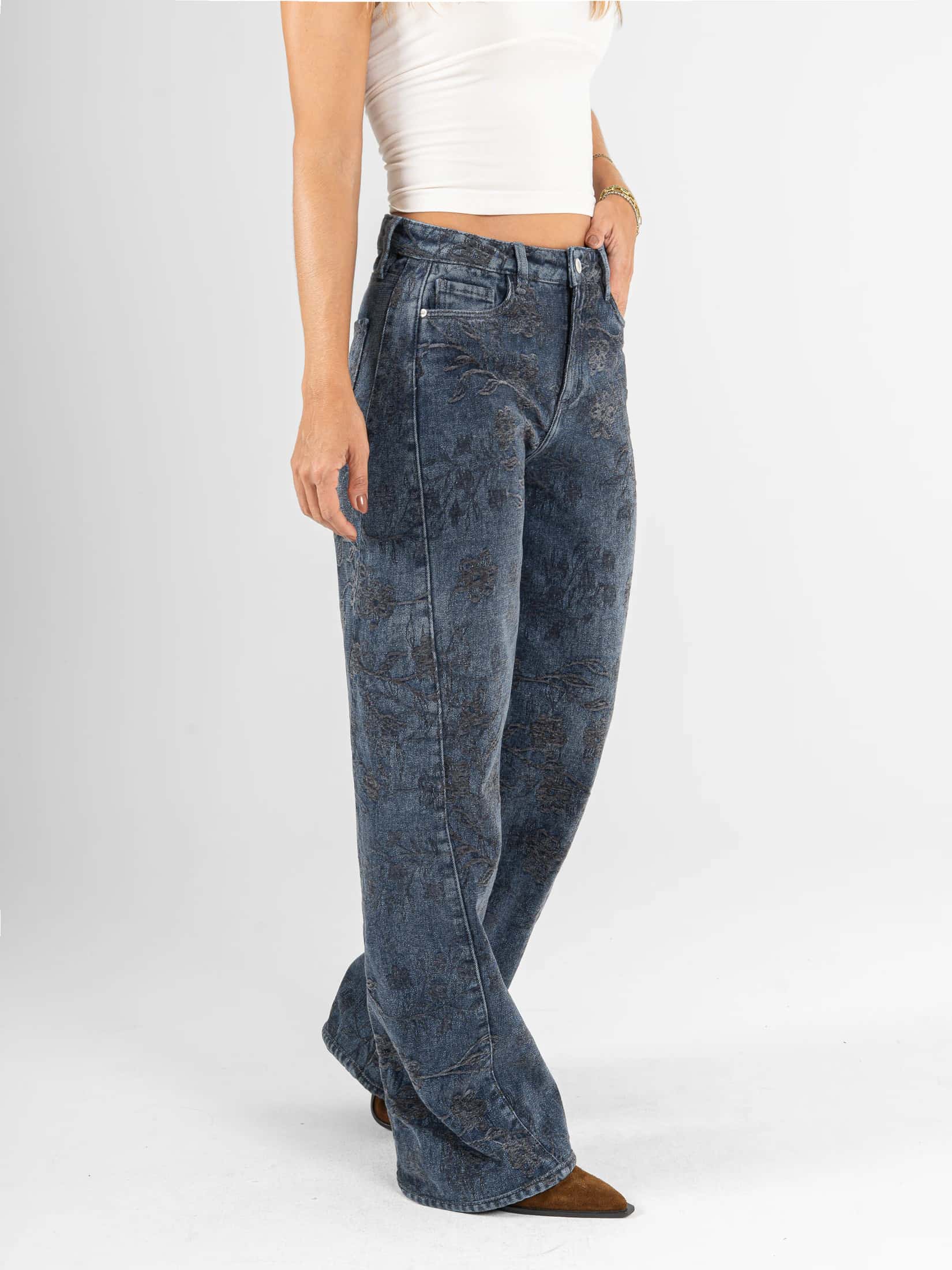 Ref: 066579 Jean mom flare, rígido, detalle de tela bordada, con cortes, tiro alto, tono gris - miniatura 4