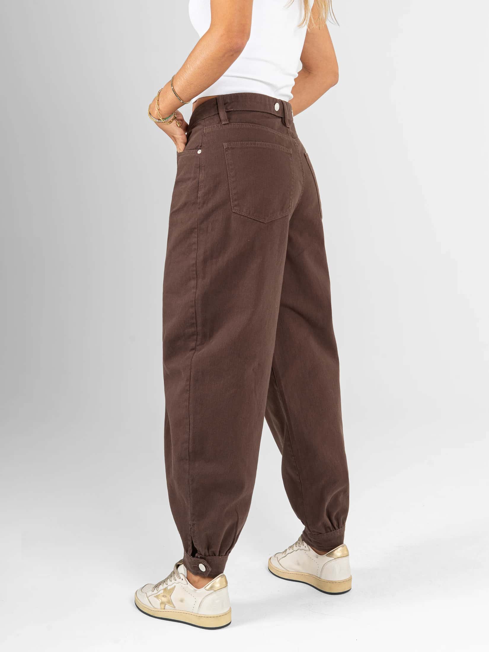 Ref: 0620522 Pantalón baggy cropped, detalle en bota y pretina, rígido, tiro alto, tono cafe. - miniatura 2