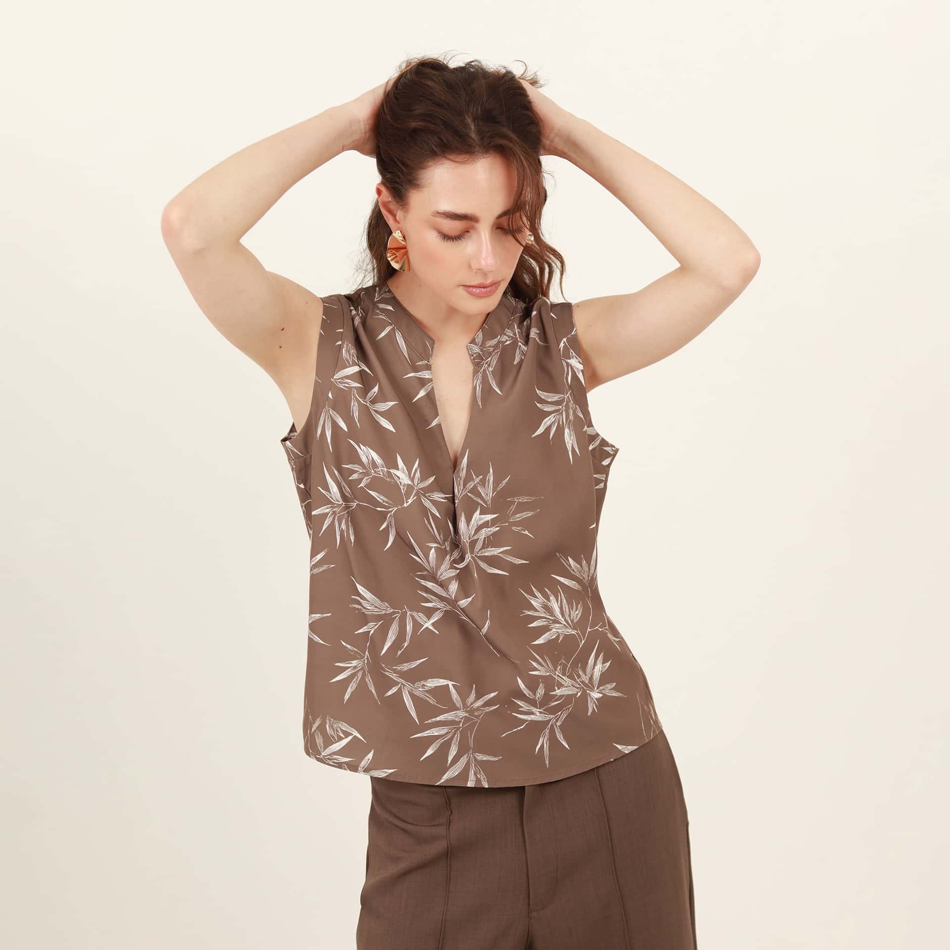 Blusa estampada abierta cuello nerú manga sisa con prenses