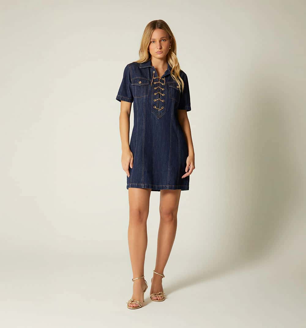 Vestido corto manga corta con ojaletes