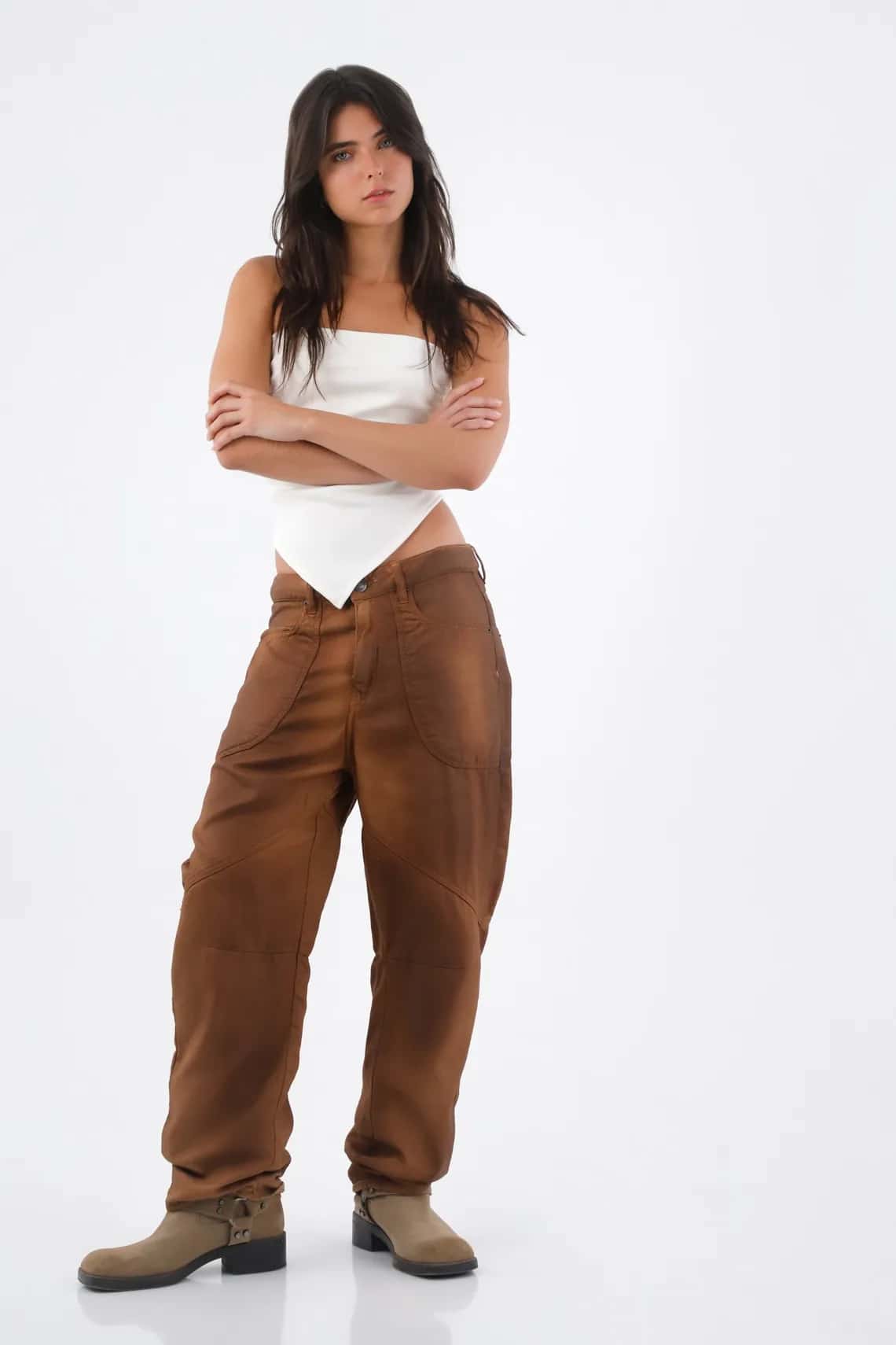 Pantalón para mujer algodón marrón fit relajado con costuras utilitarias