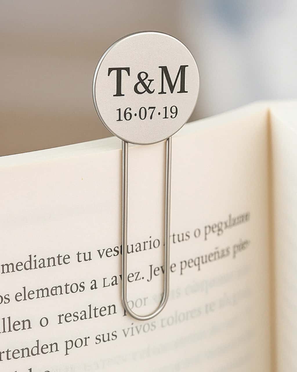 Separador Libros personalizado Plata ley 925. Hay historias que merecen ser recordadas en cada página.