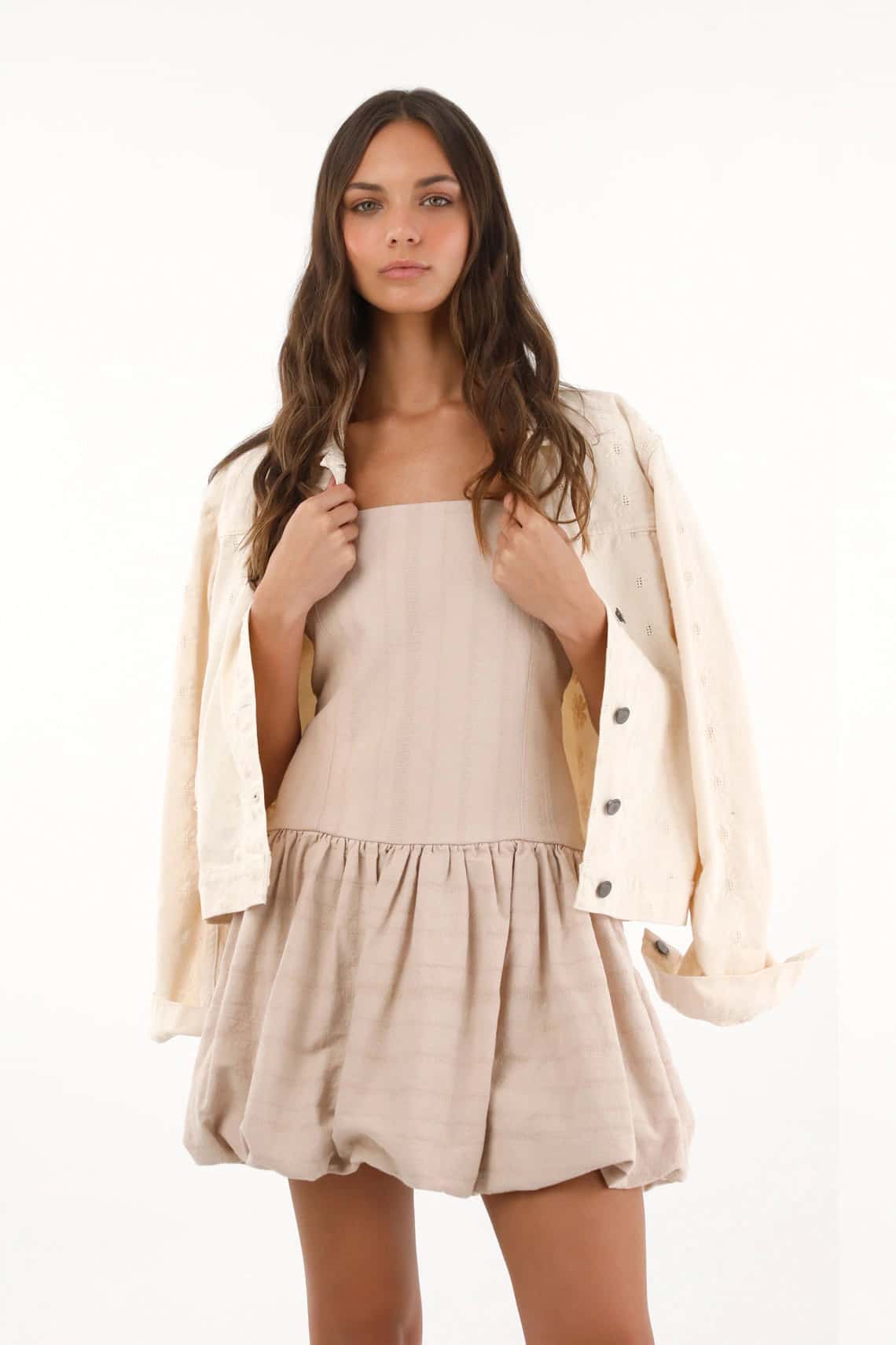 Vestido corto de silueta globo crudo para mujer