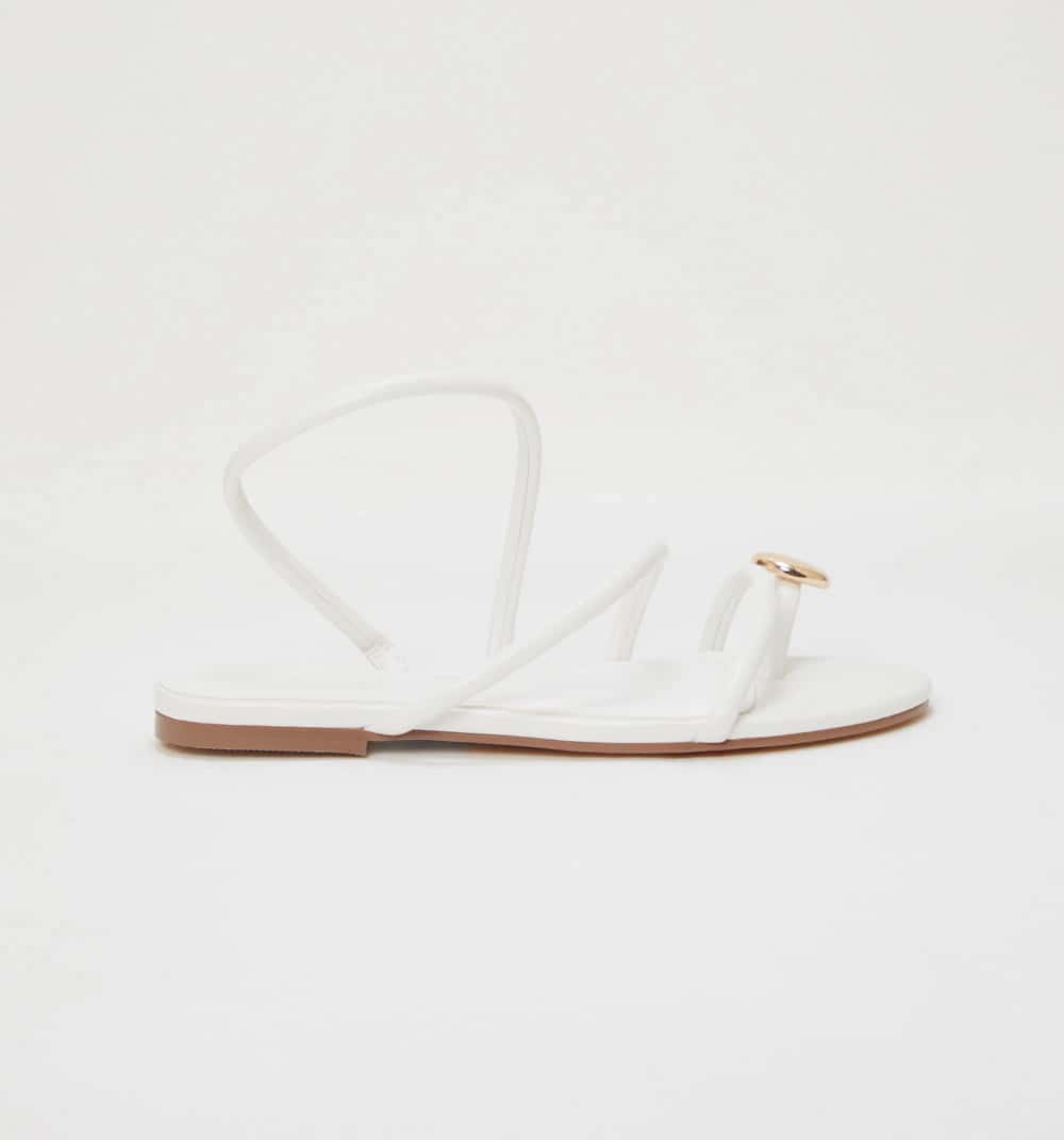 Sandalia plana con detalles metalicos