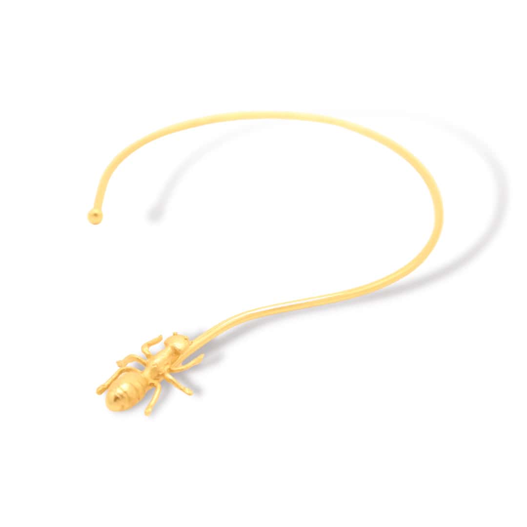 Choker con hormiga grande