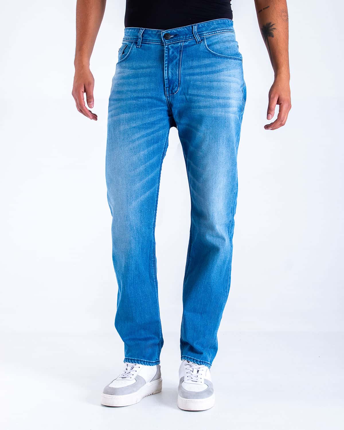 Jean regular tono claro para hombre
