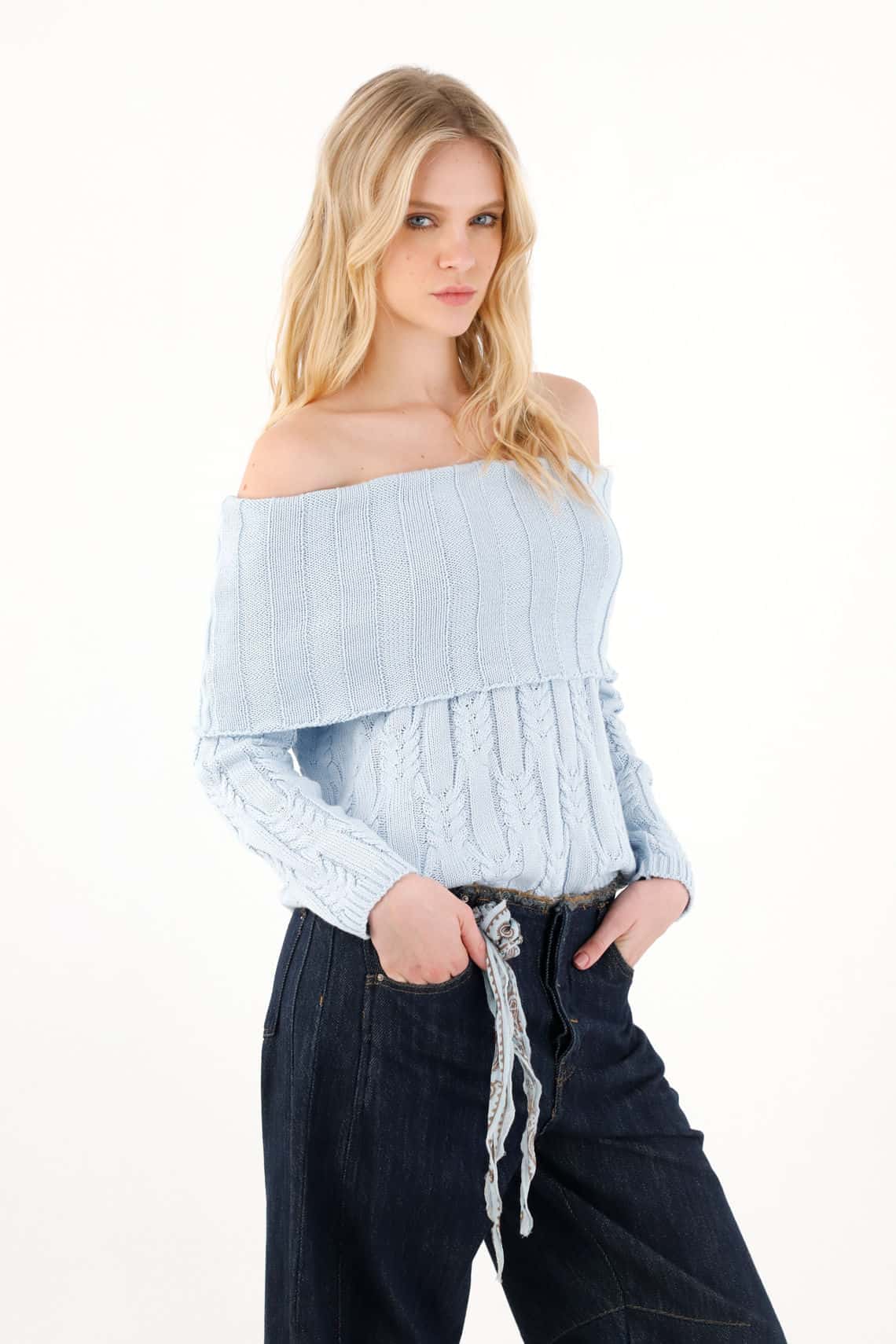 Buzo en tejido trenzado con escote azul para mujer