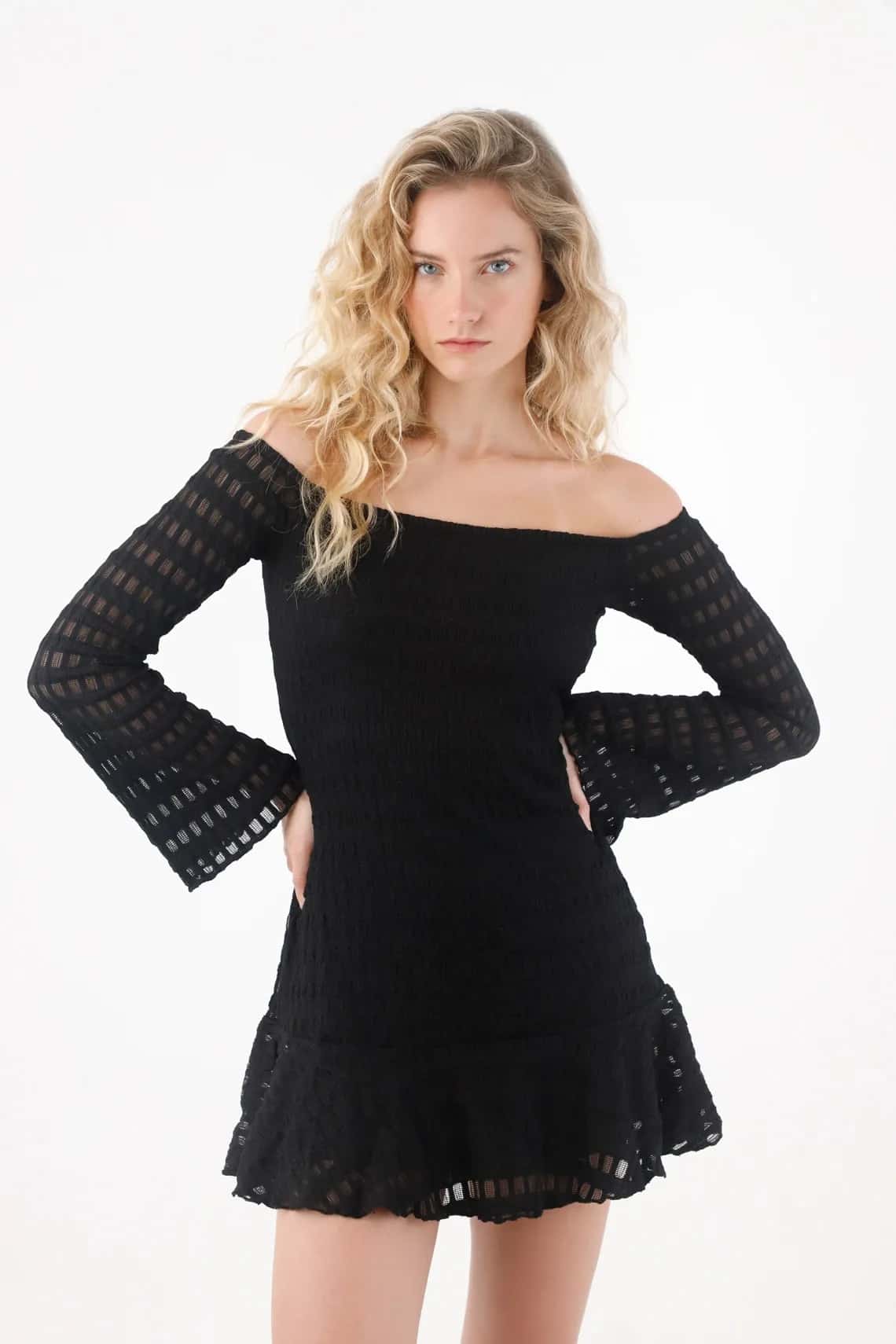 Vestido corto con escote tipo bandeja negro para mujer