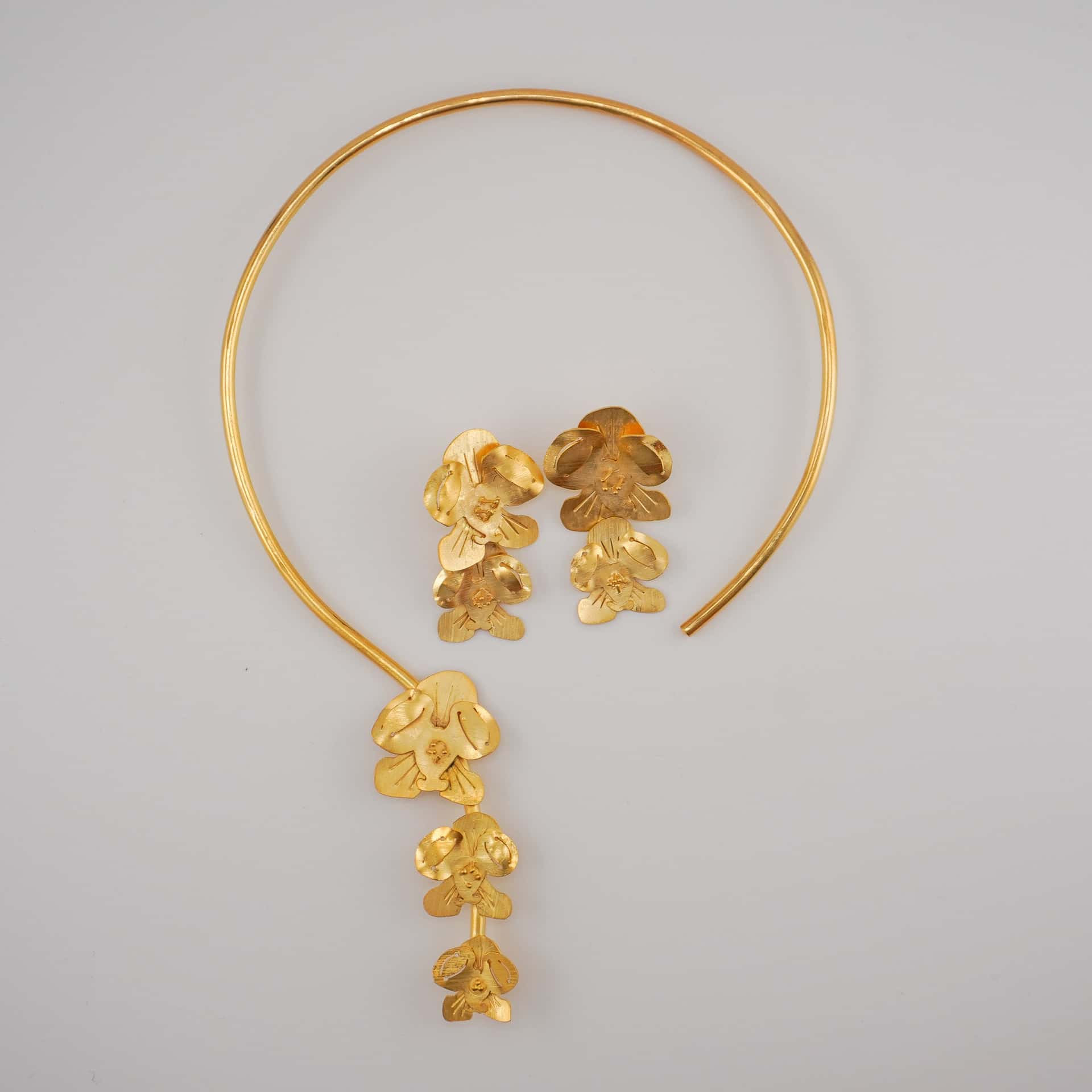 Cattleya Drop Choker