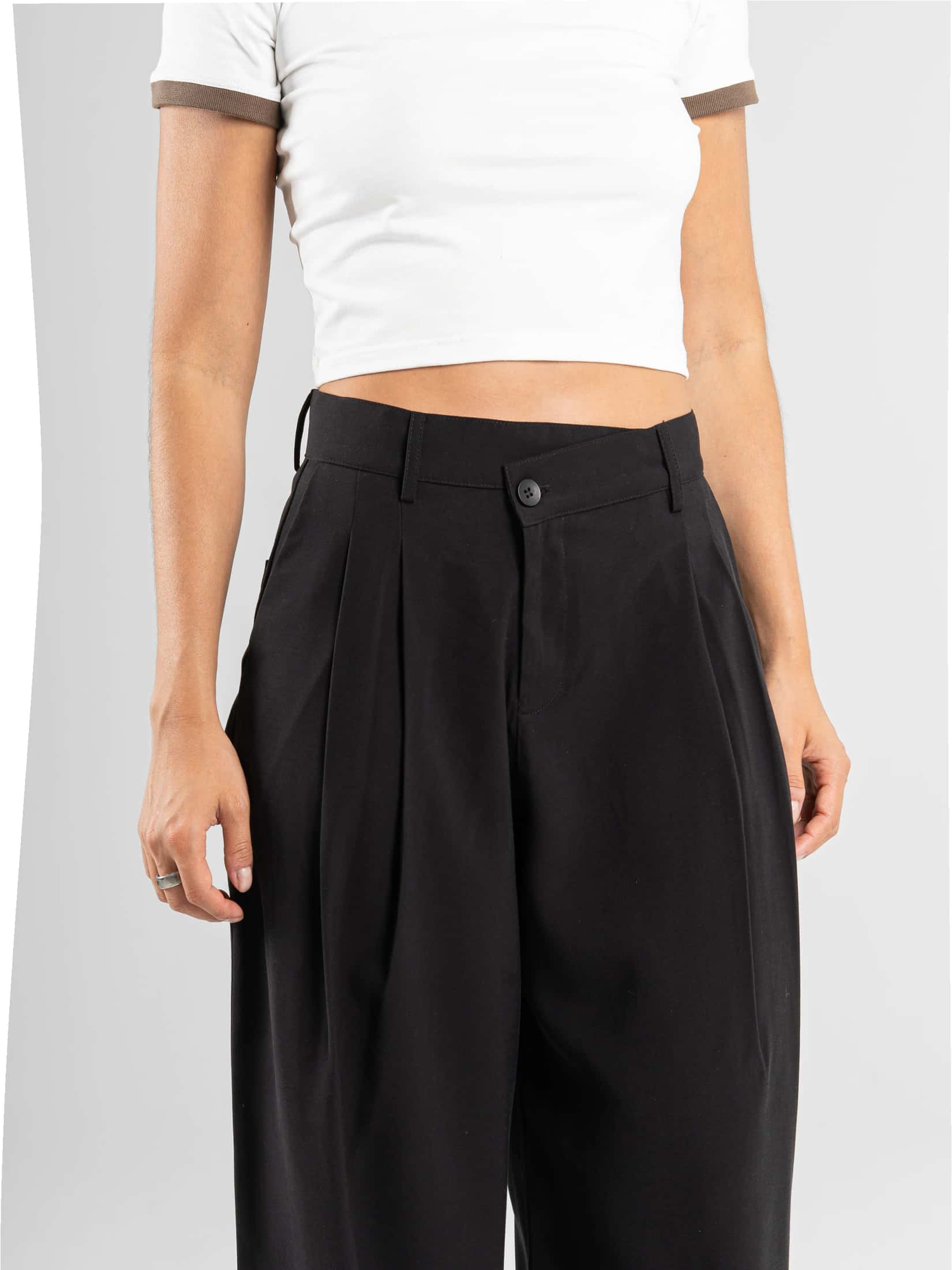 Ref: 0620579 Pantalón mom flare, tejido plano liviano, detalle en pretina, tiro alto, tono negro - miniatura 4
