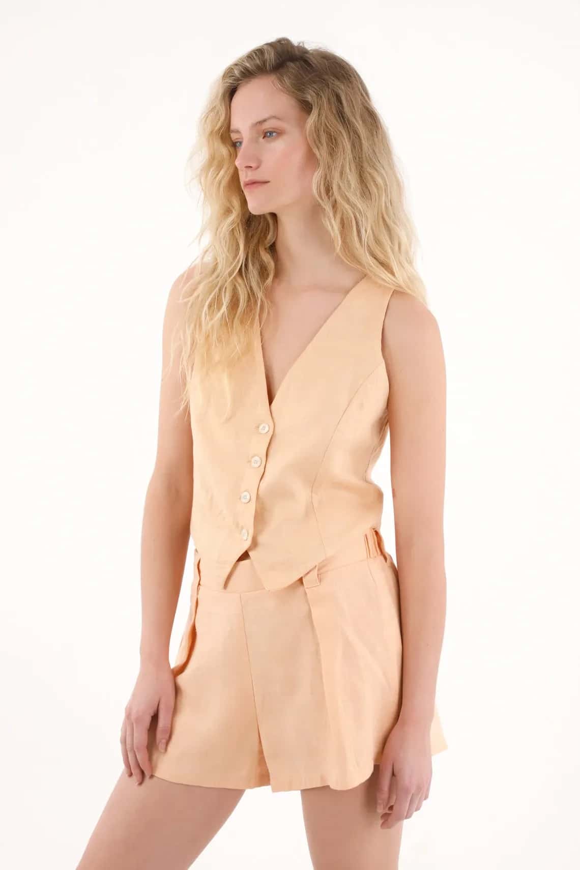 Short en lino con prenses naranja para mujer