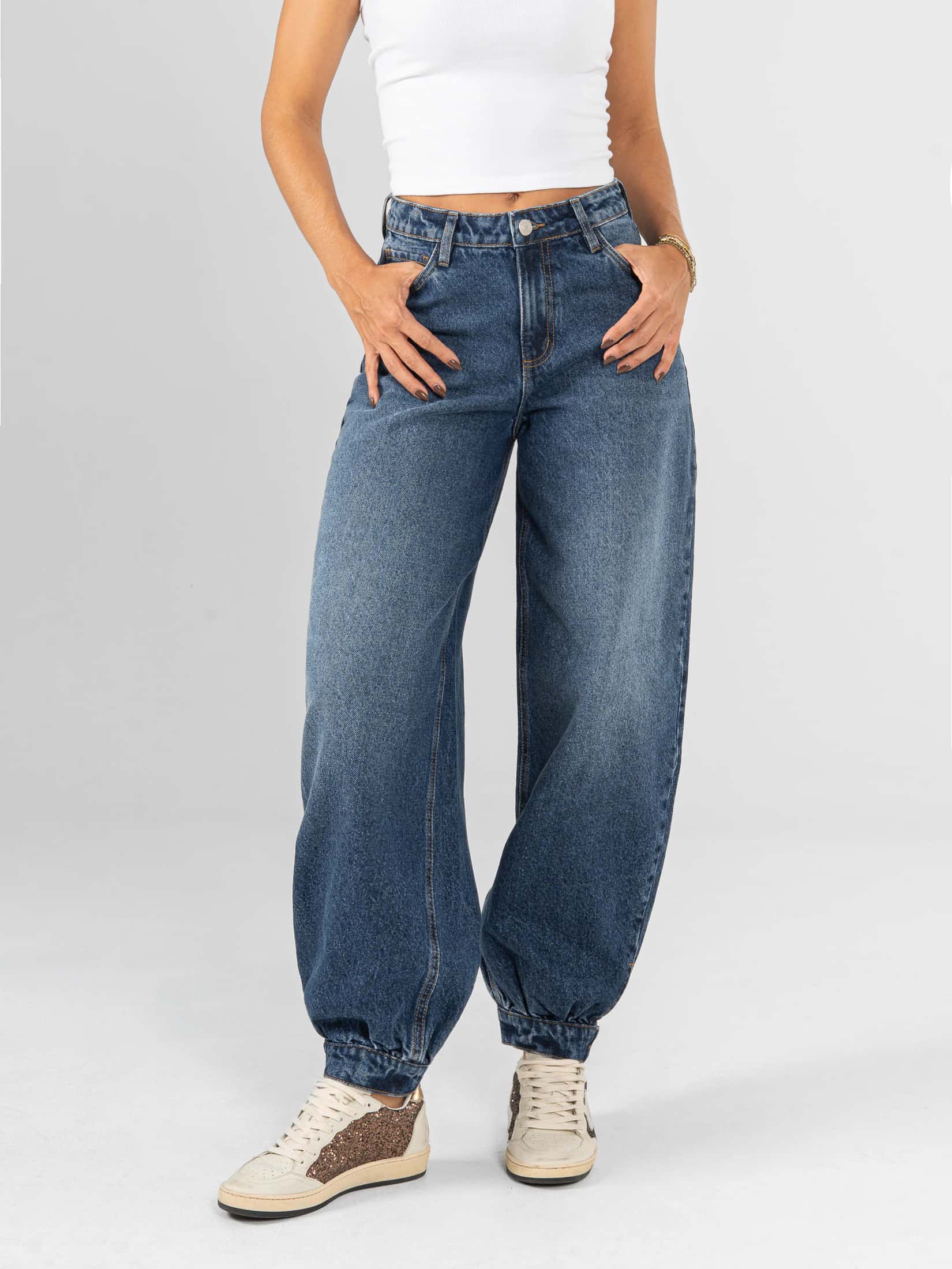 Ref: 066382 Jean baggy cropped, detalle en bota, rígido, tiro alto, tono azul oscuro.