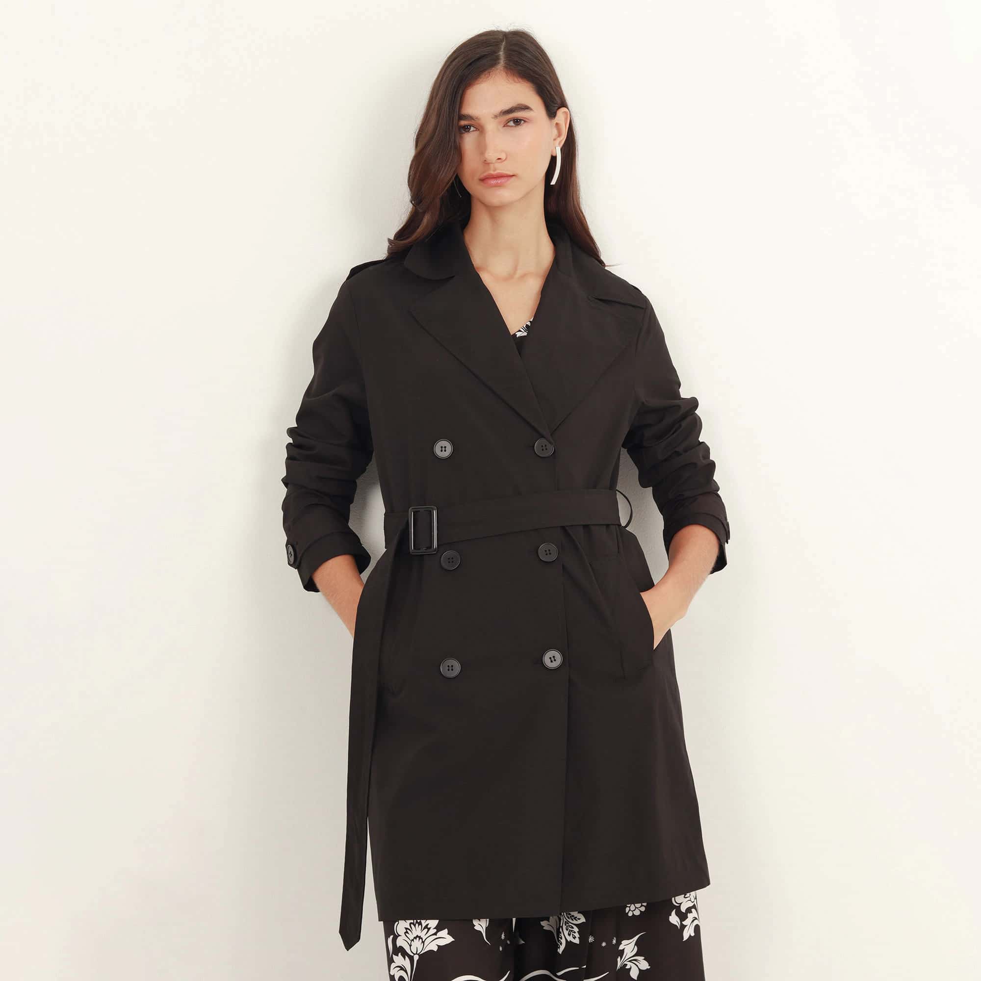 Gabardina clásica de largo medio con diseño cruzado