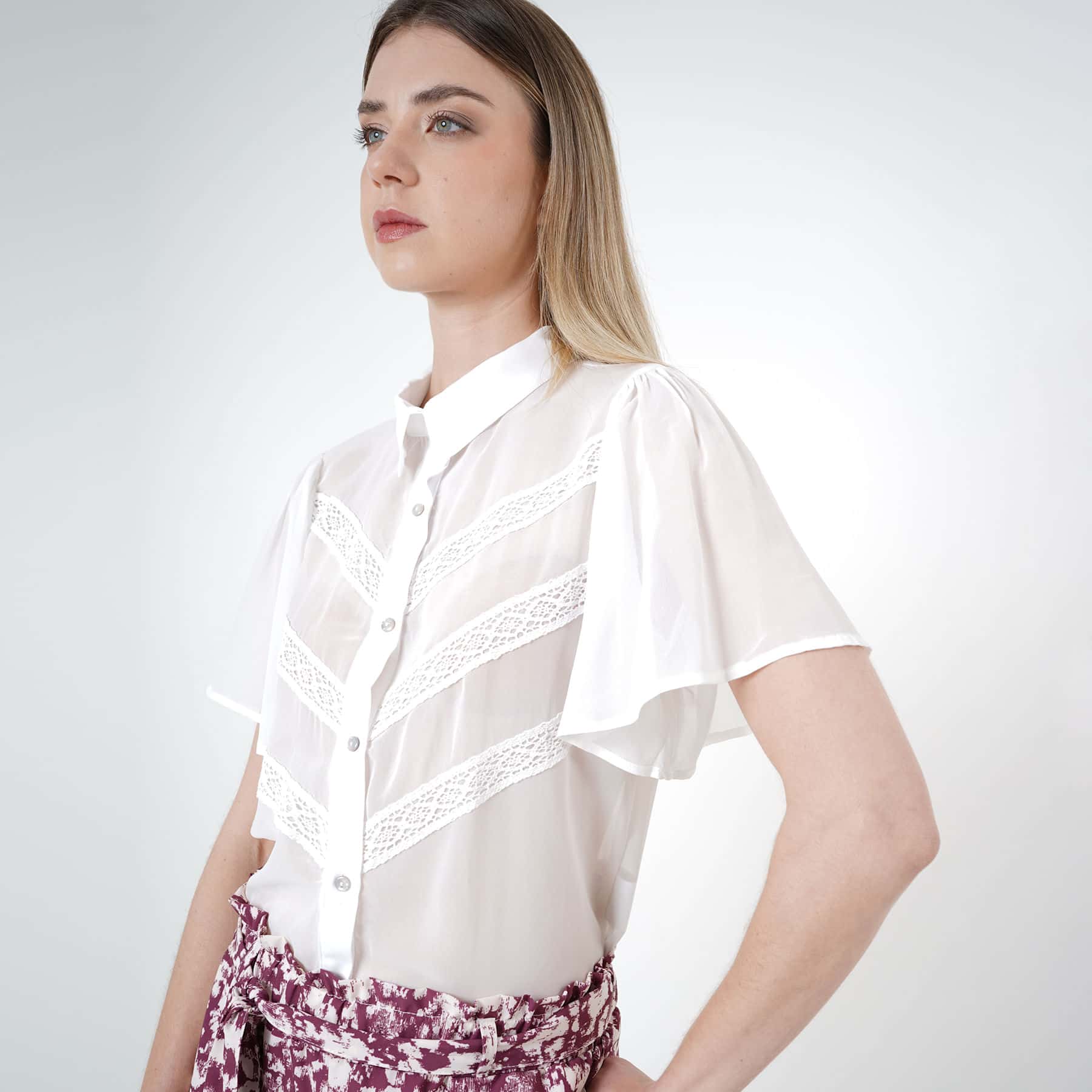 Blusa abierta cuello camisero manga corta bolero con encajes