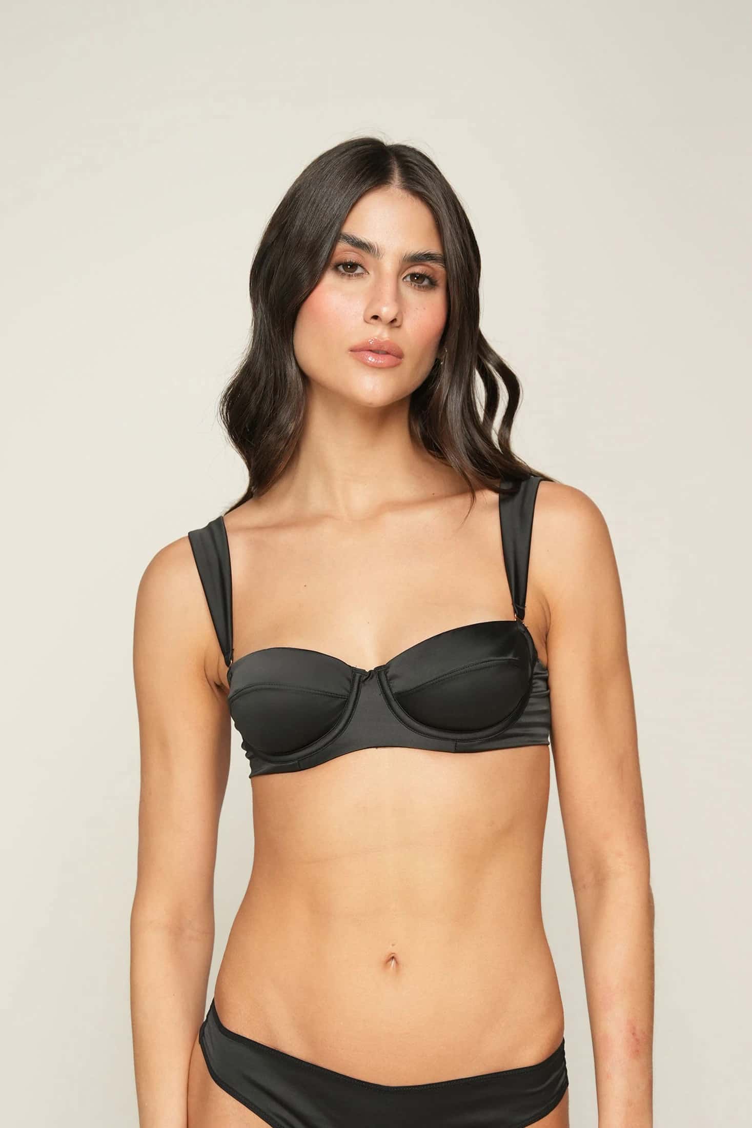 STRAPLESS CON ARO ELLIPSE SUAVIDAD NEGRO
