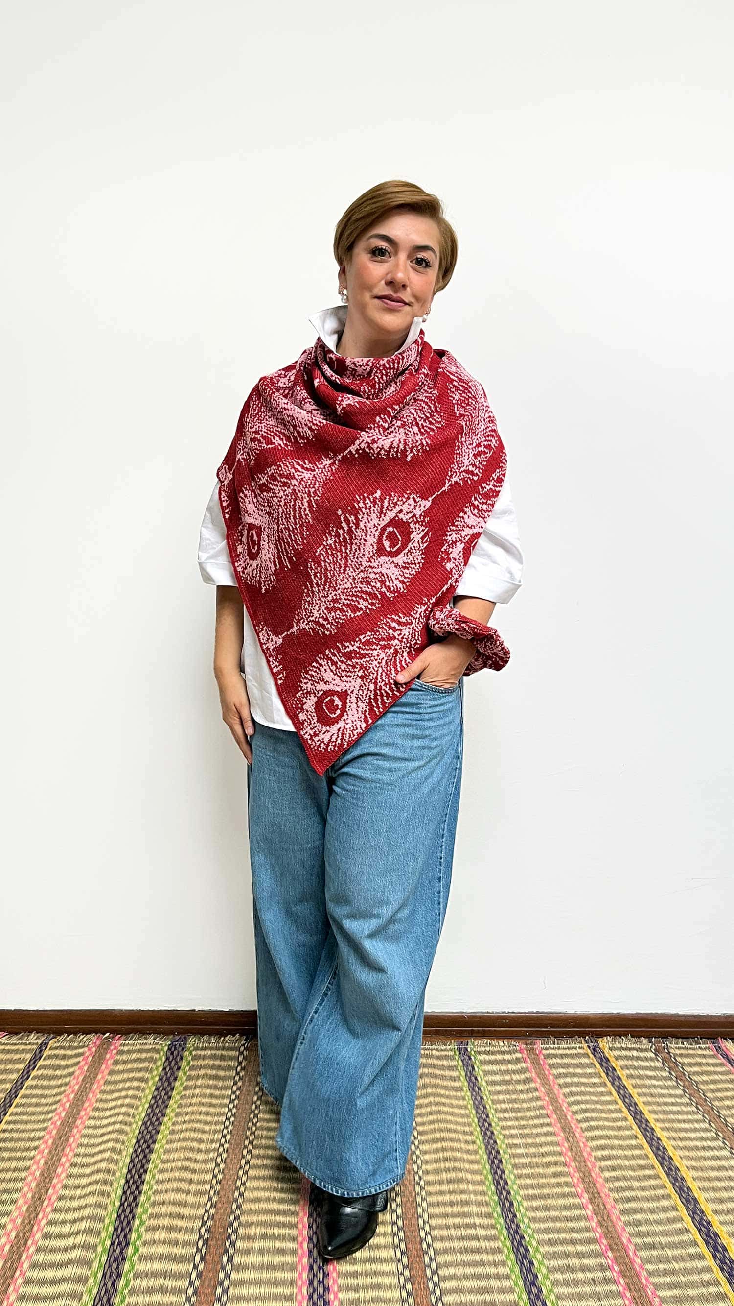 Poncho Plumas - rojo y rosado