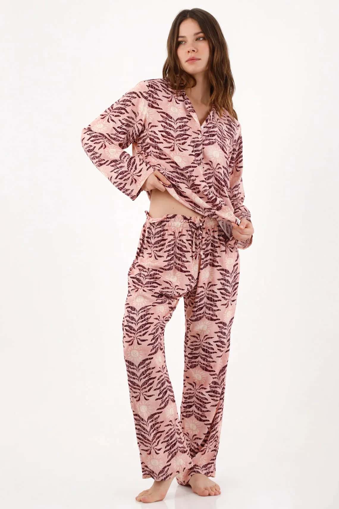 Pijama fit relajado con estampado de hojas en rosa para mujer