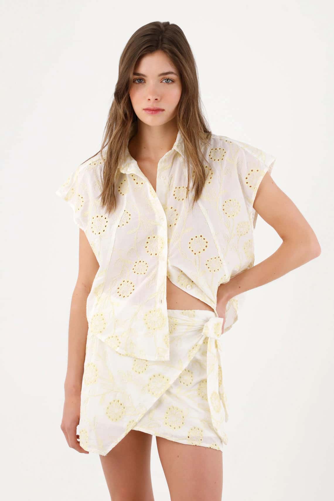 Camisa sin mangas relajadas con bordado floral blanco para mujer