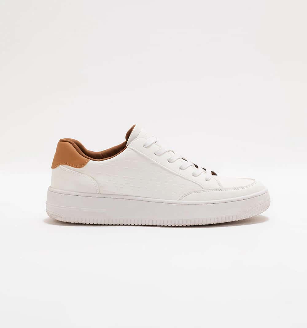 Tenis para hombre con logo repujado