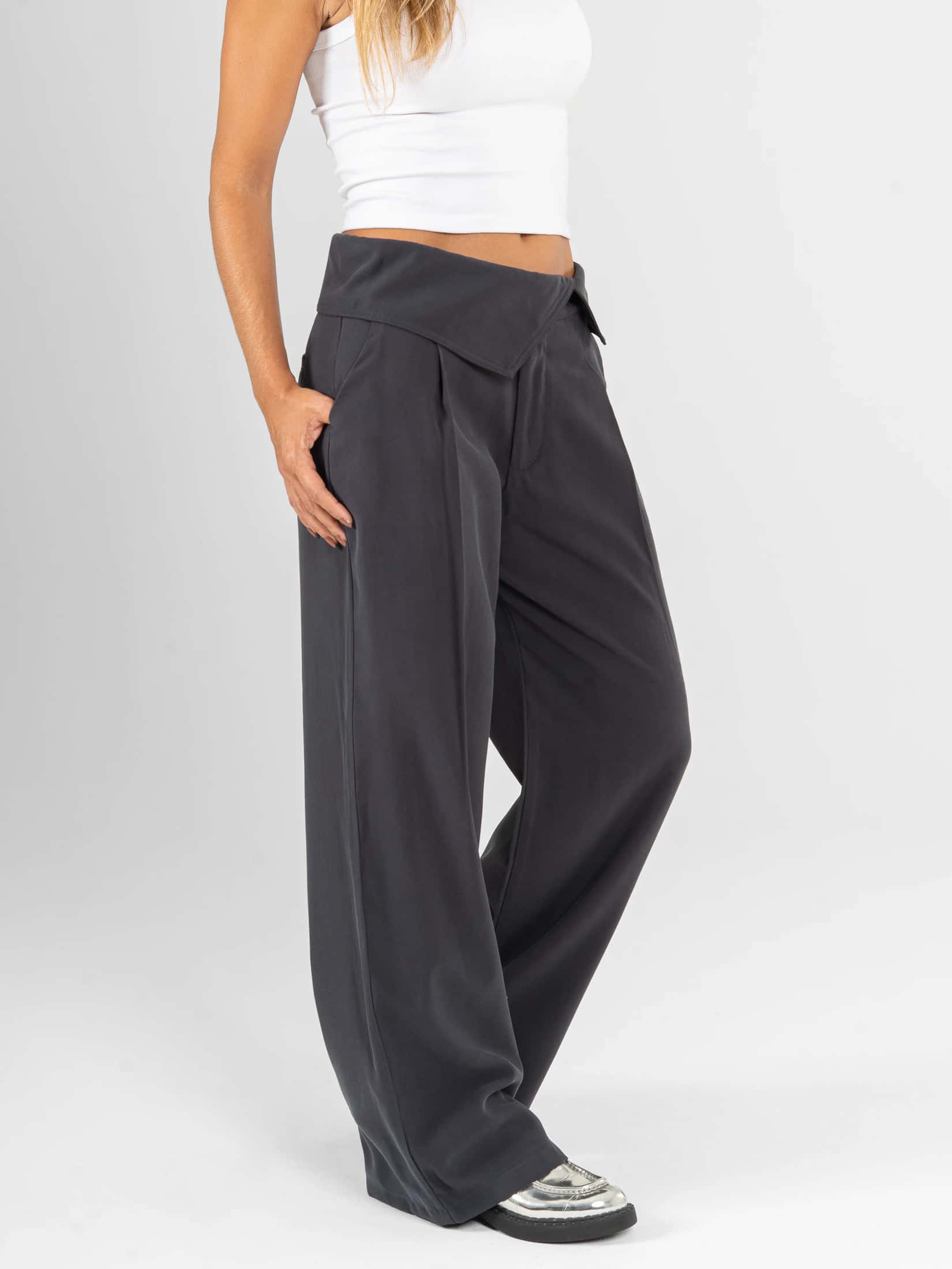 Ref: 0620470 Pantalón mom flare, detalle en pretina, tejido plano liviano, tiro alto, tono gris oscuro. - miniatura 3
